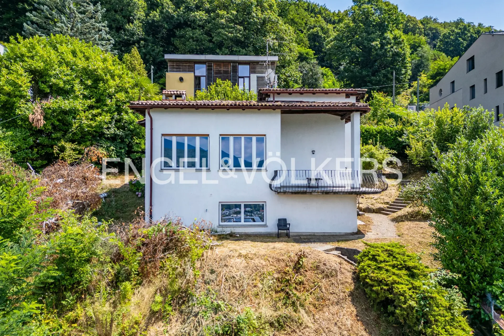 Villa zur Renovierung mit Seeblick