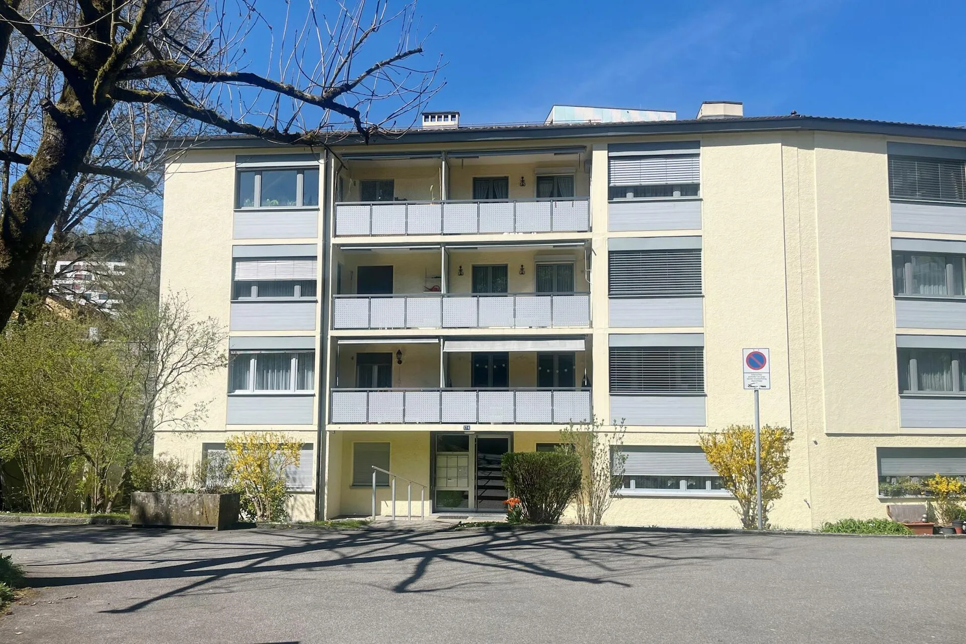 Wohnung mit Balkon mit Sicht ins Grüne nahe dem Dättwiler Weiher