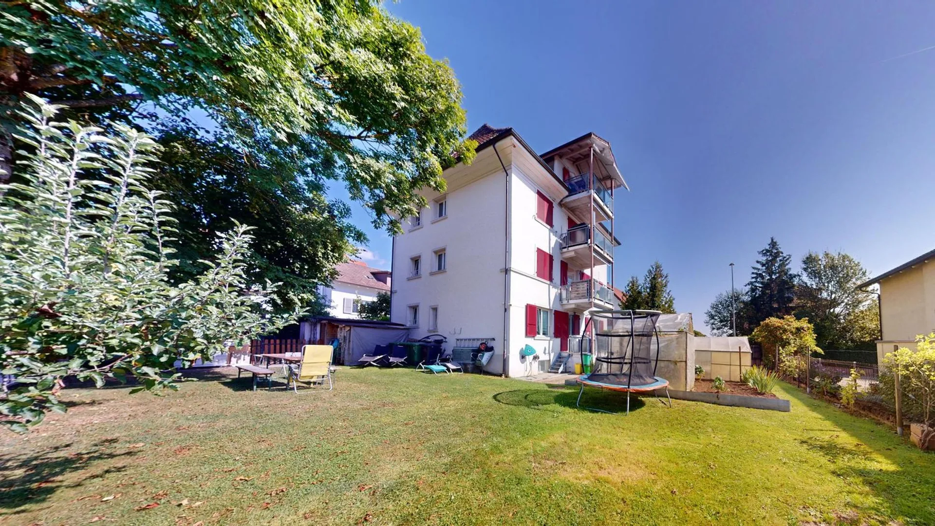 Casa multifamiliare centrale con grande giardino