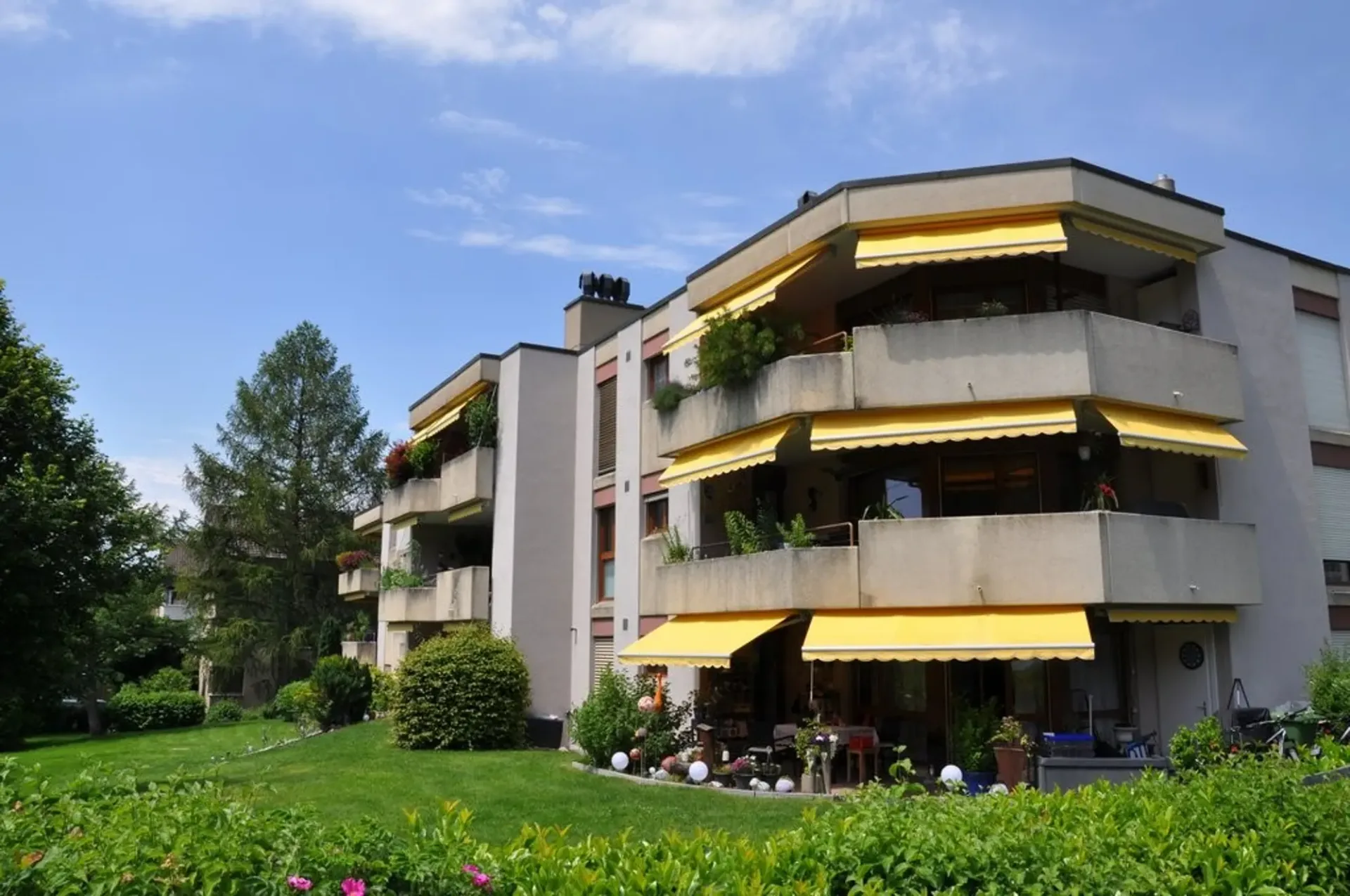 Beautiful and large 3.5-room apartment with corner balcony