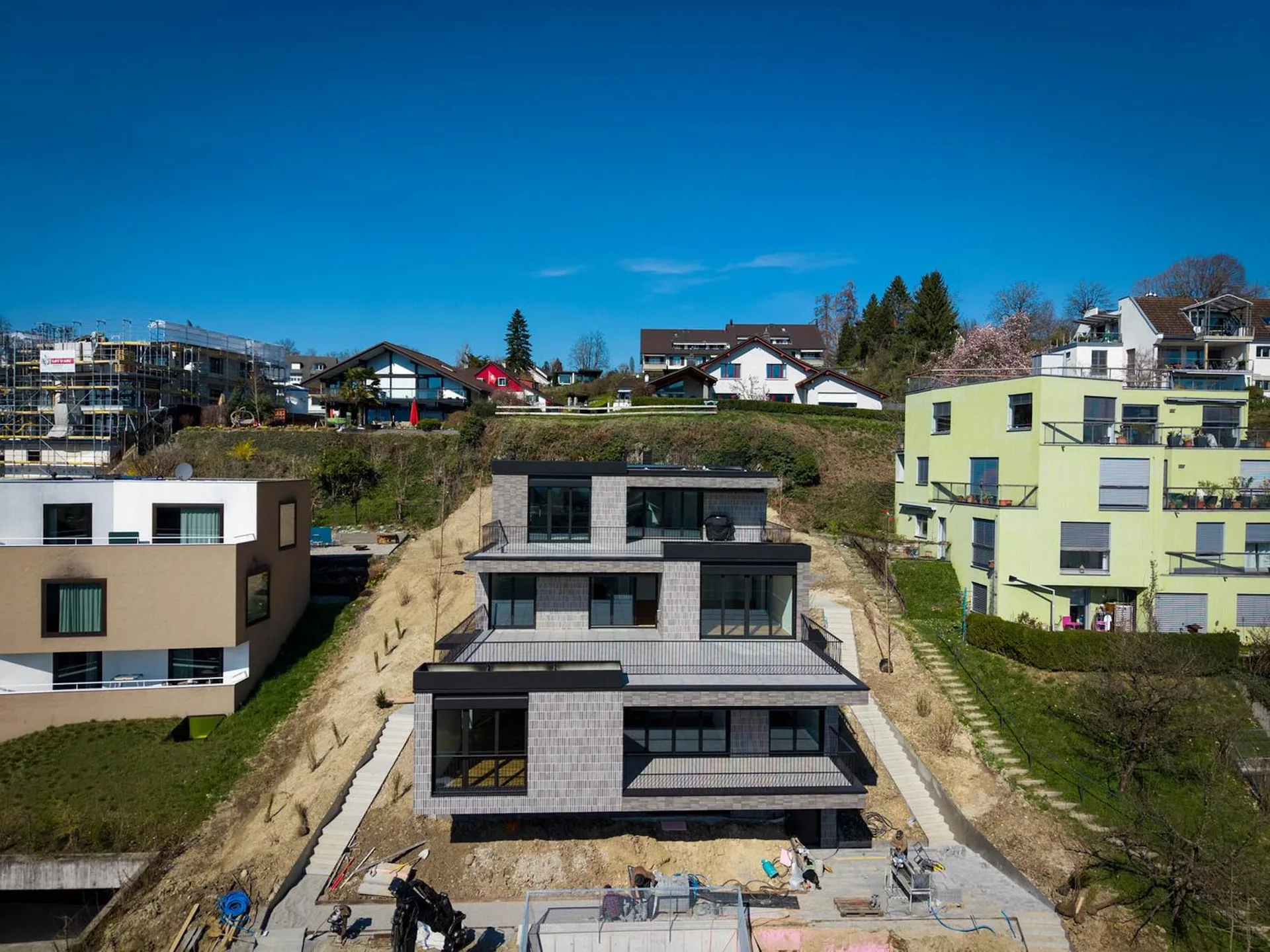 Exklusive und hochwertige 4.5-Zimmer-Terrassenwohnung - Ihr Traumdomizil mit Teilseesicht in Uerikon