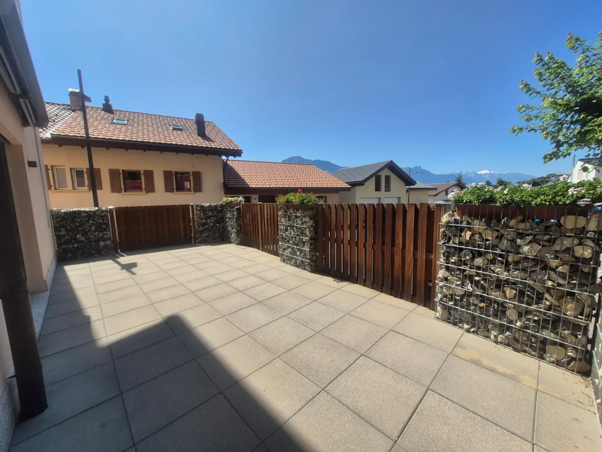 ERDE - GERÄUMIGE 4.5-ZIMMER-WOHUNG MIT TERRASSE