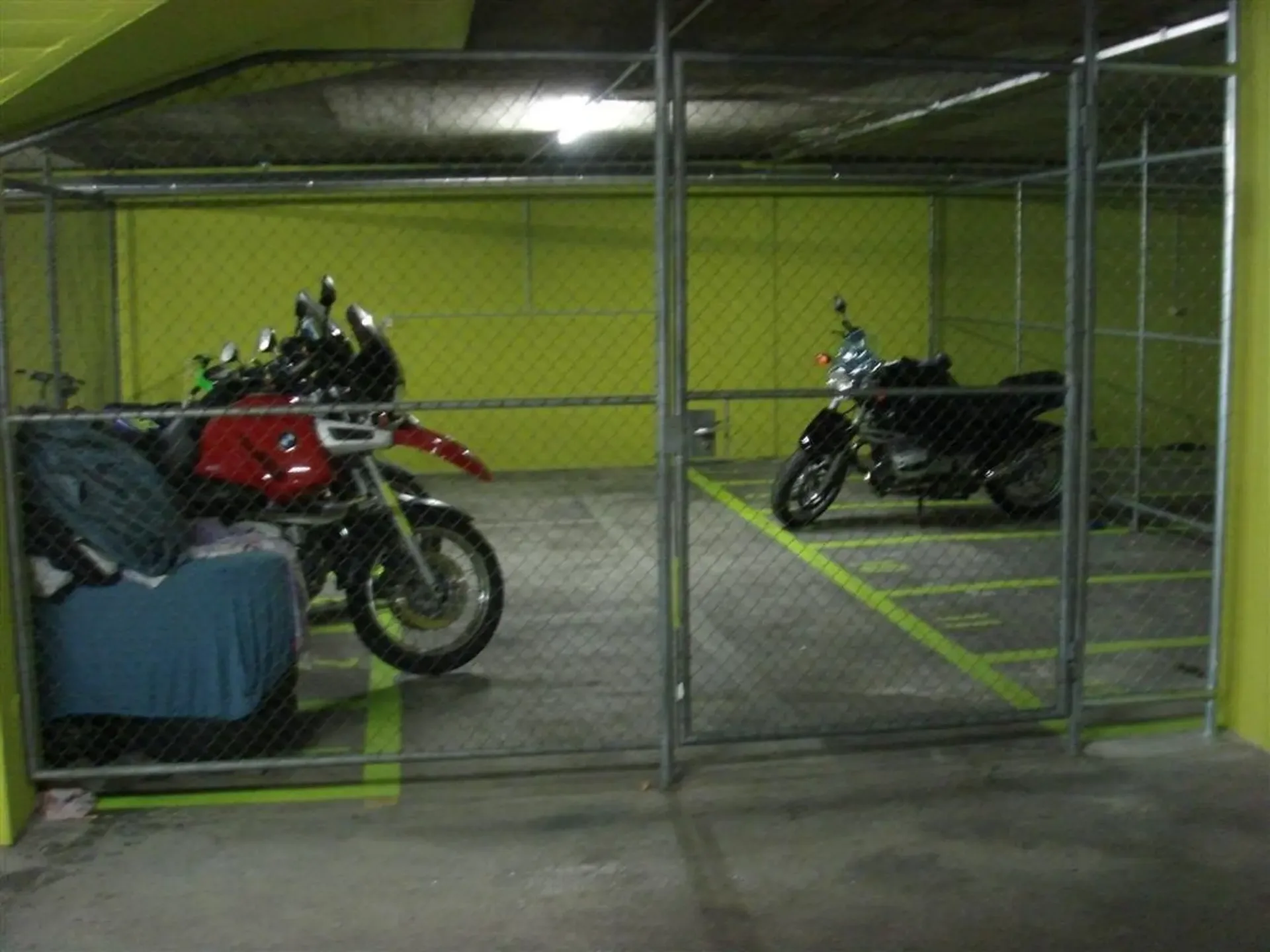 Motorradplätze in der Einstellhalle zu vermieten!