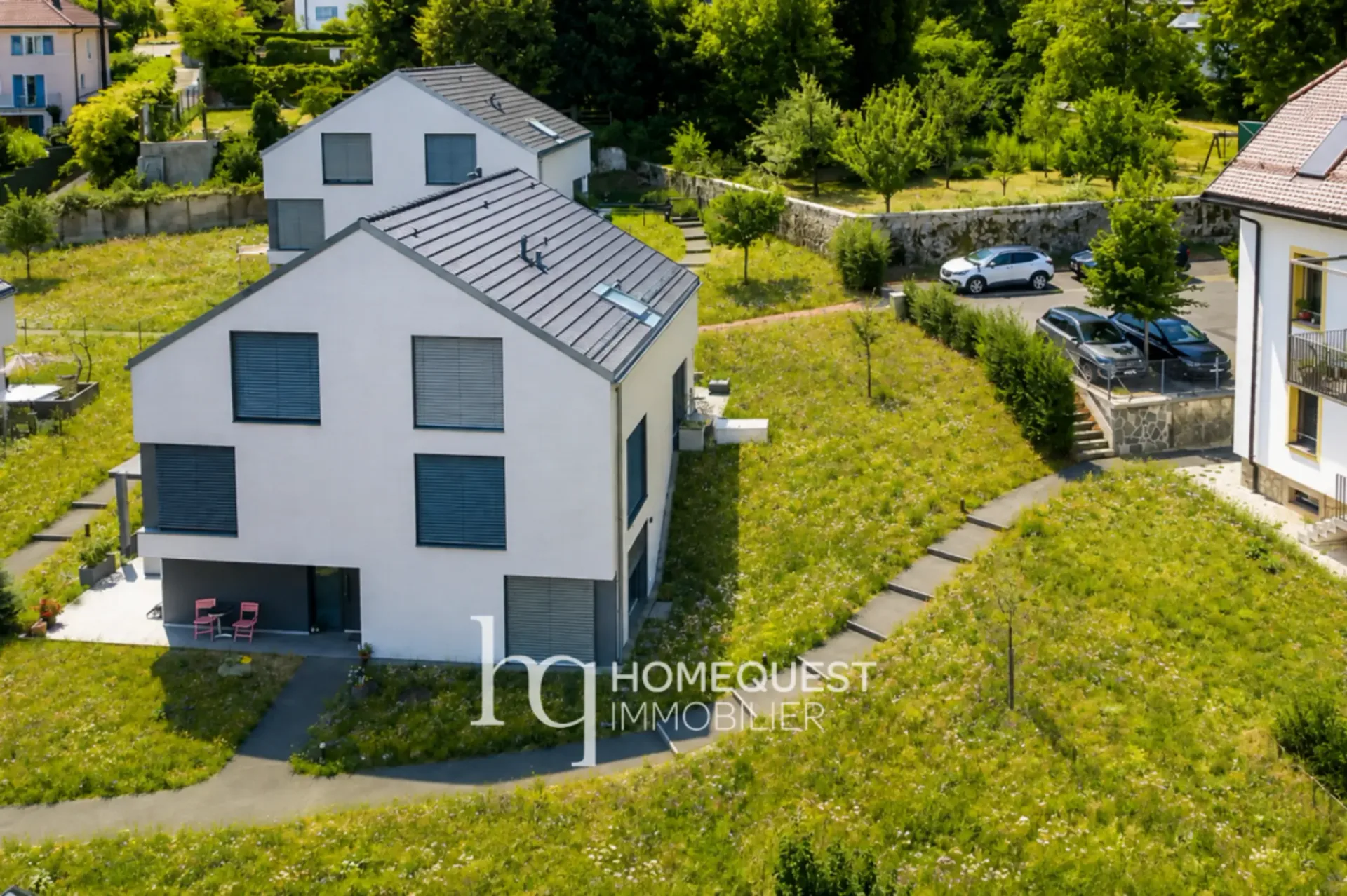 Ein contemporary Zweifamilienhaus, hell und besonders vielseitig