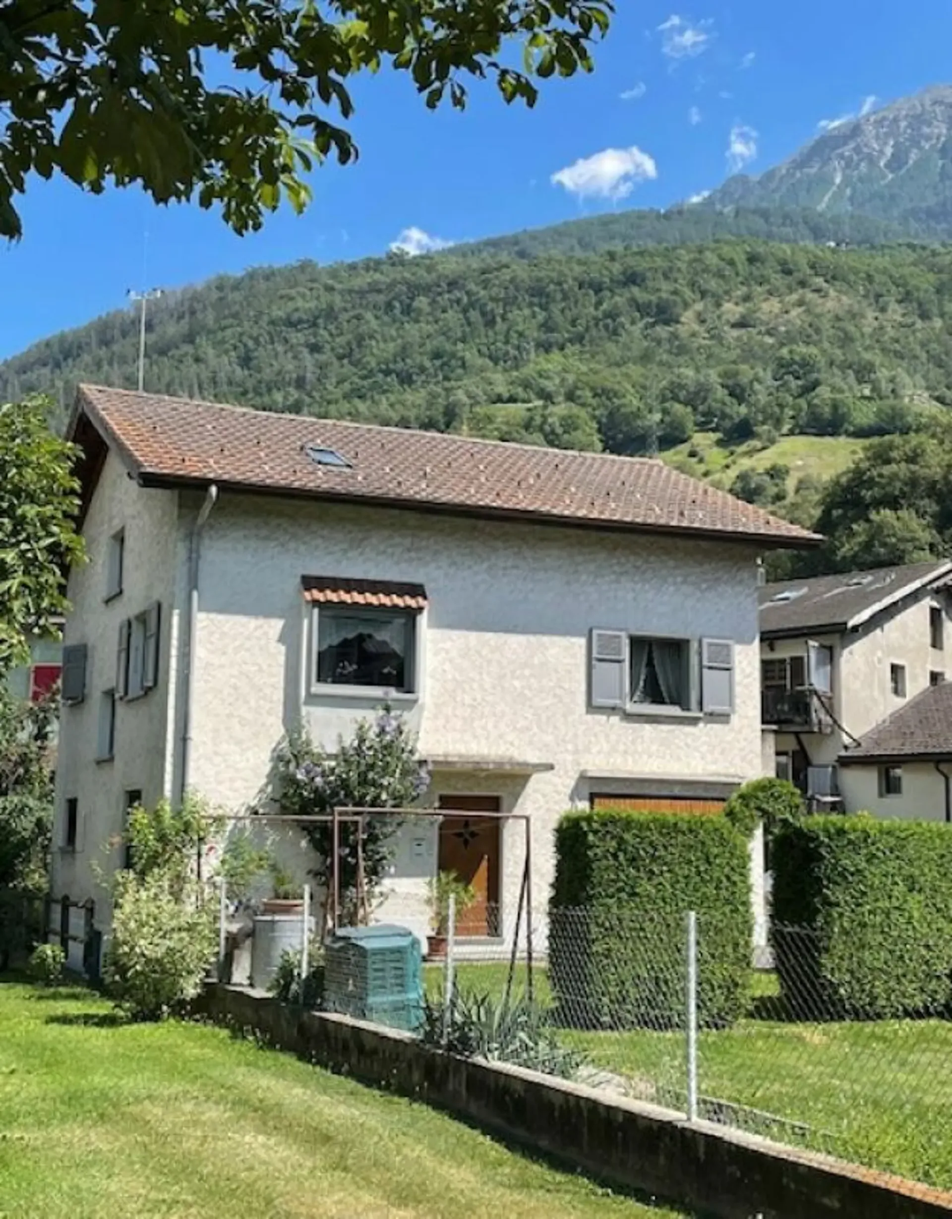 Freistehendes Einfamilienhaus im Zentrum mit Garten und Waldstück