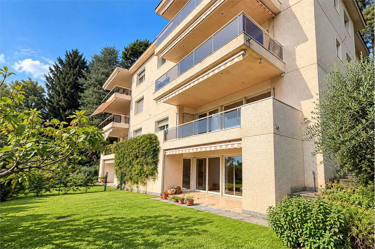 Elegantes Wohnhaus mit Seeblick und privatem Garten