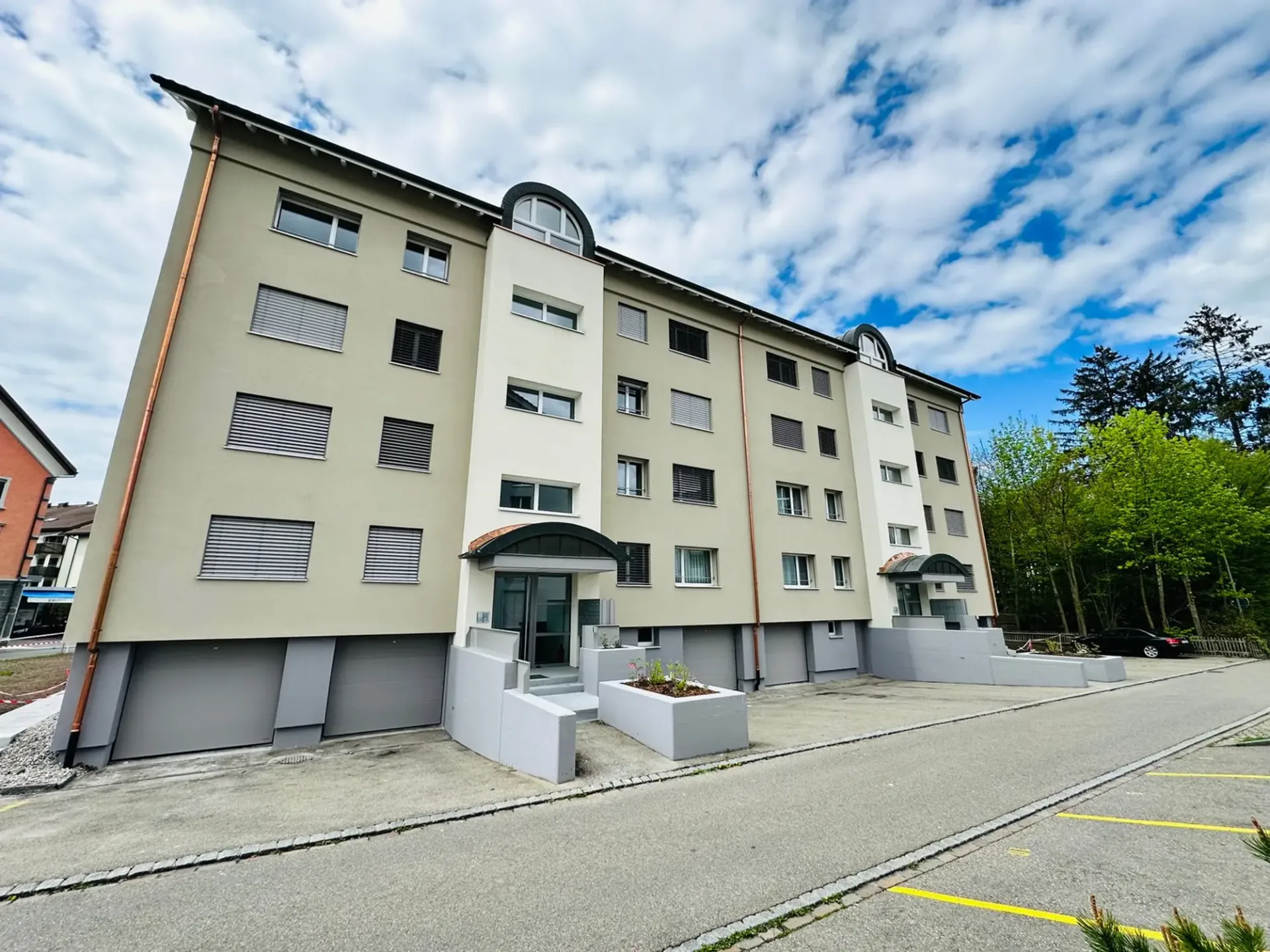 Neuwertige moderne 4.5-Zimmer-Wohnung mit eigenem Waschturm