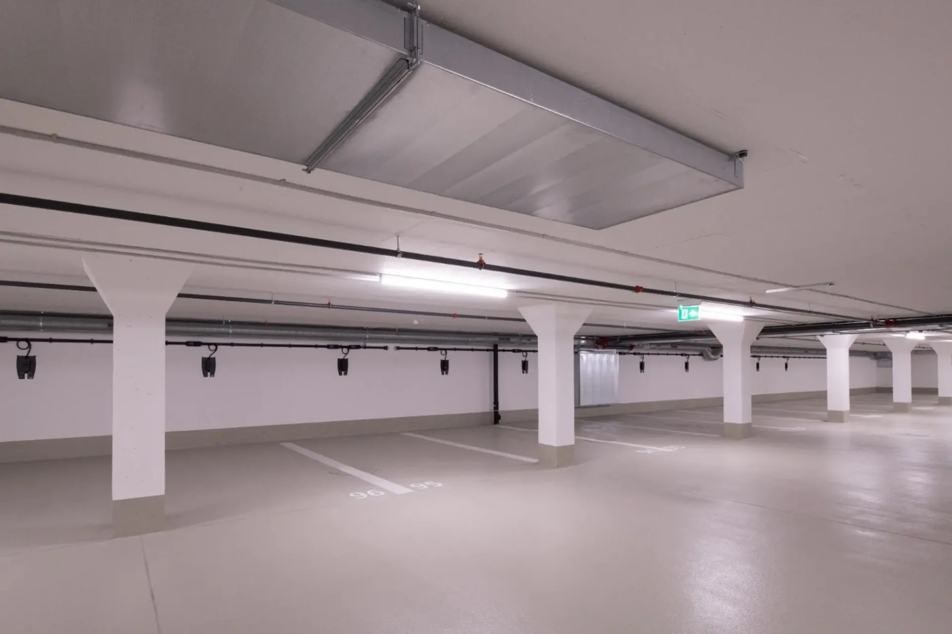 Parkplatz im Innenbereich für Elektroauto