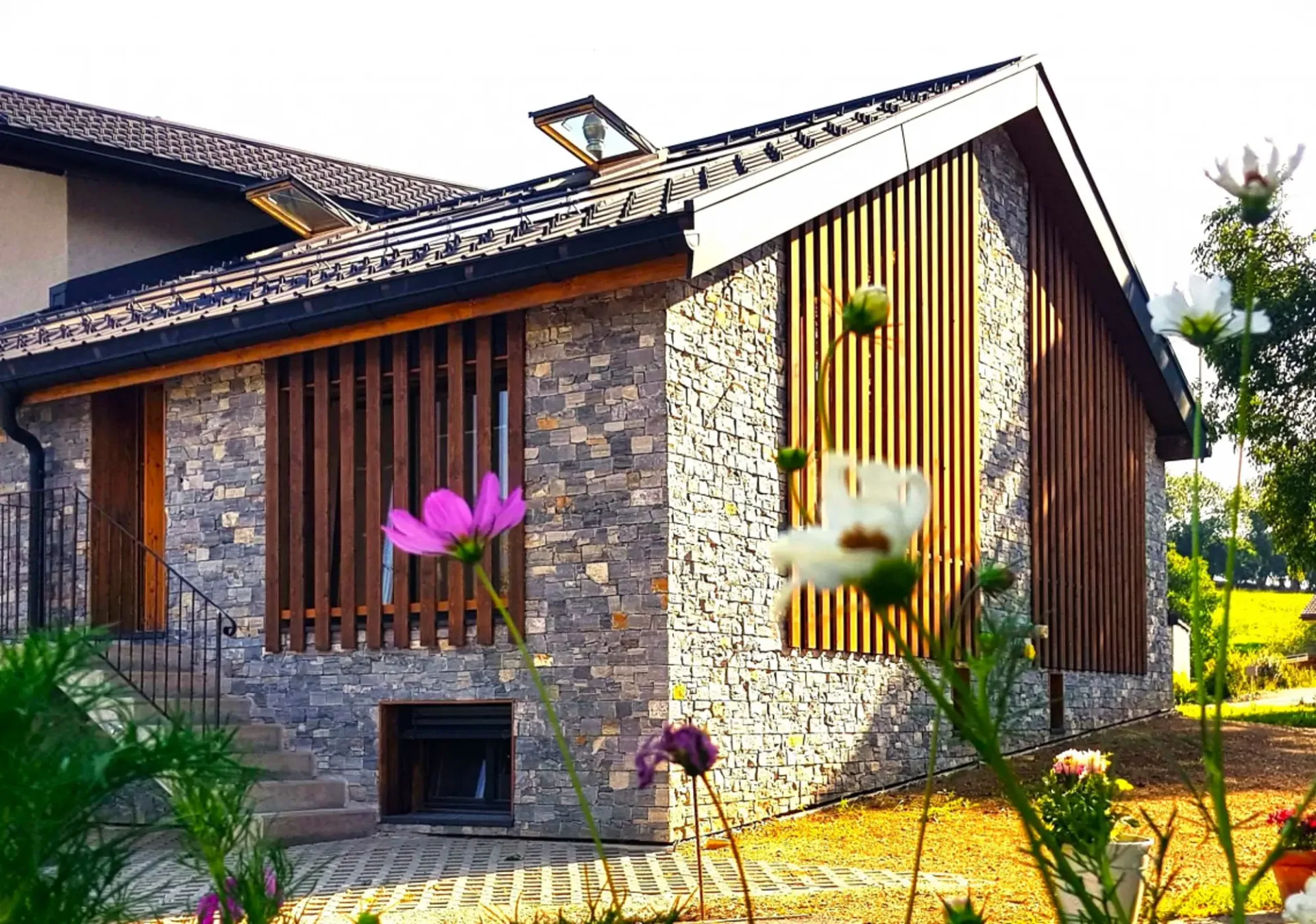 CHARMING VILLAGE HOUSE NEW AND ECOLOGICAL, WITH GARDEN AND PARKINGS