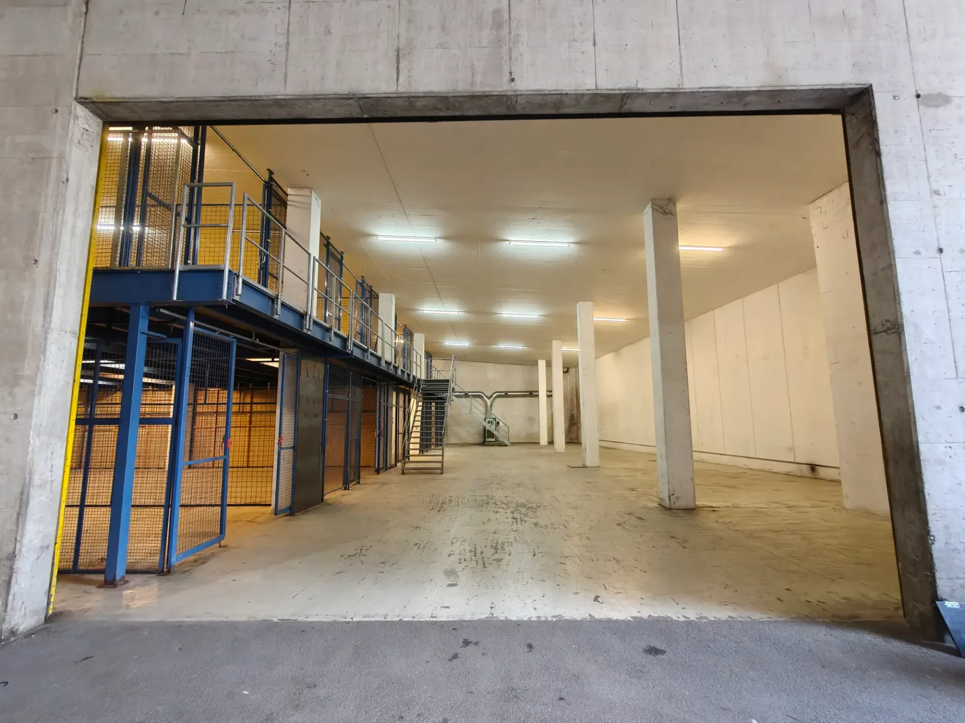 Zentral gelegenes Lager (762m2) direkt bei Autobahnausfahrt Urdorf-Süd