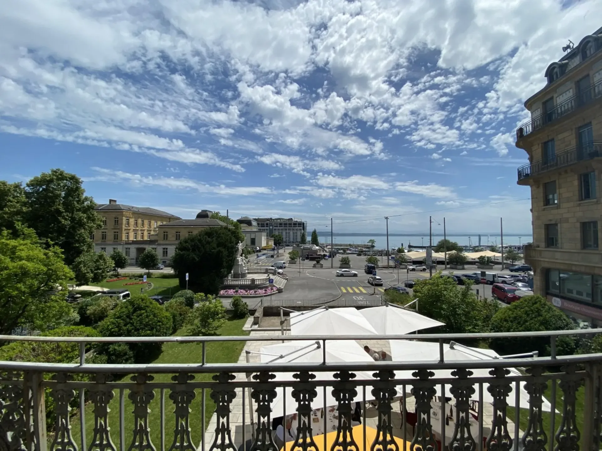 Lokal mit Gewerbenutzung in Neuchâtel mit Blick auf den See und die Alpen