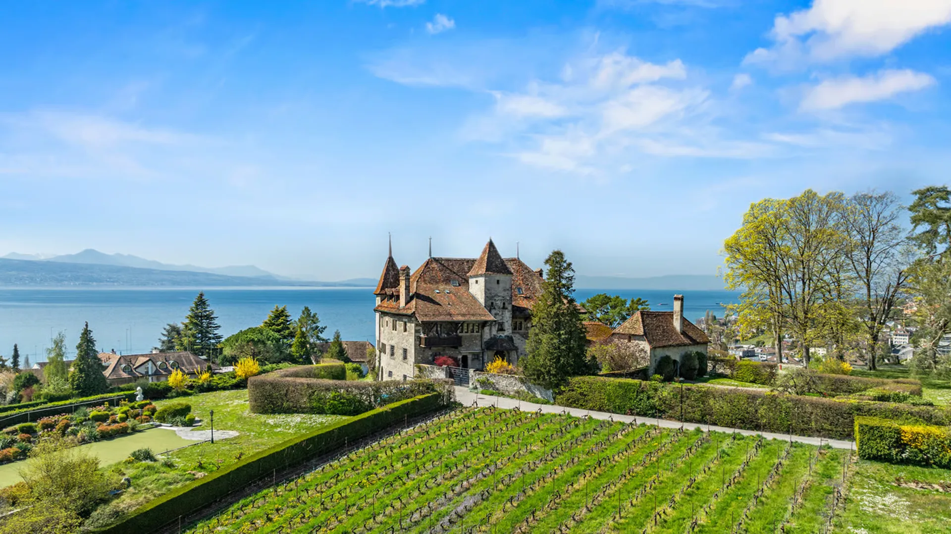 Château de Bochat Authentique et de nature familiale