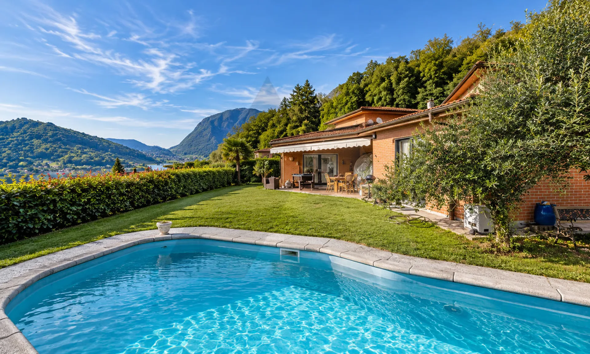 SPAZIOSA VILLA UNIFAMILIARE CON PISCINA