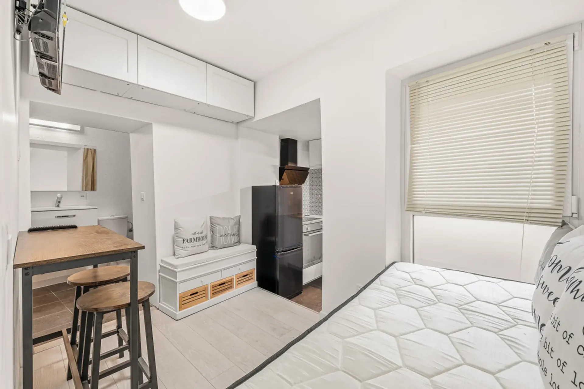 CHARMANTES WOHNSTUDIO RENOVIERUNG - MOBILIERT ZUM VERKAUF