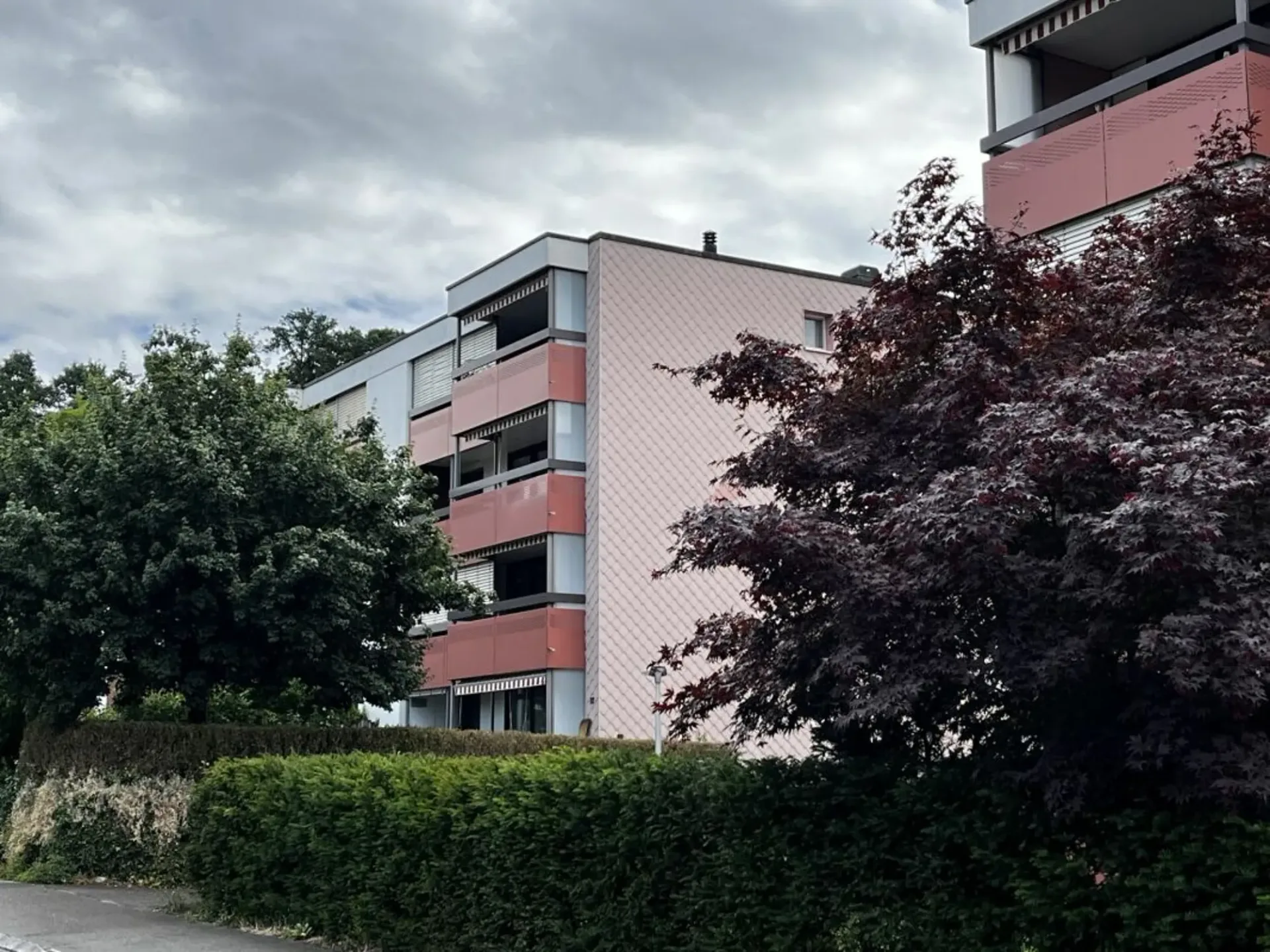 Appartamento di 4,5 locali, con balcone soleggiato che aspetta una nuova vita.