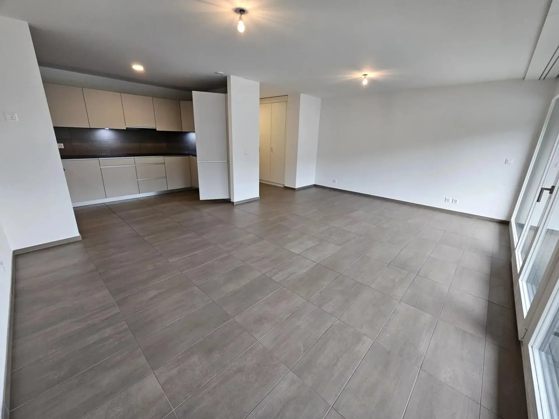 Schönes zeitgenössisches 3.5-Zimmer-Apartment mit Balkon