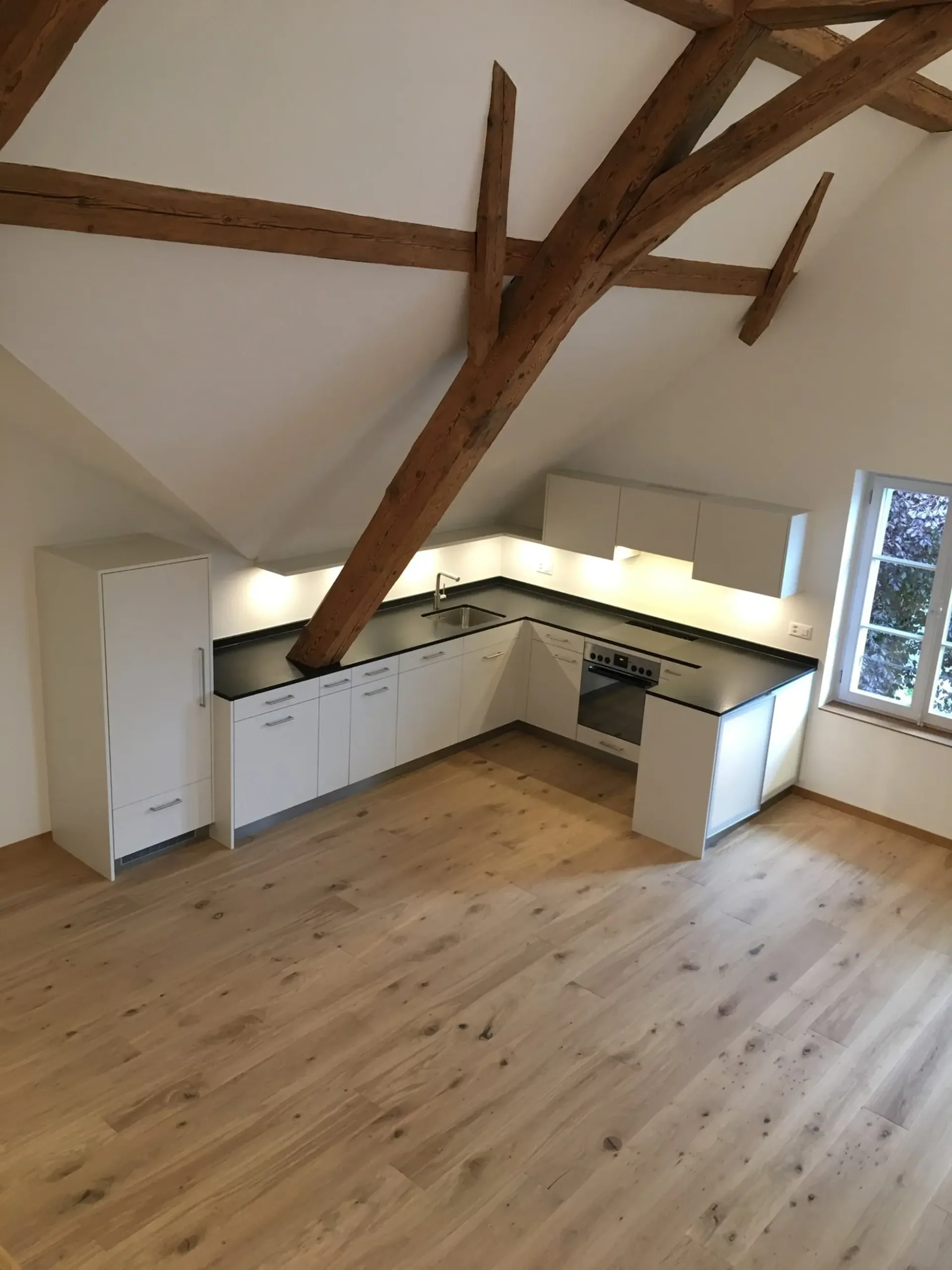 Charmante 2.5-Zimmer-Dachwohnung mit Balkon in Grosshöchstetten
