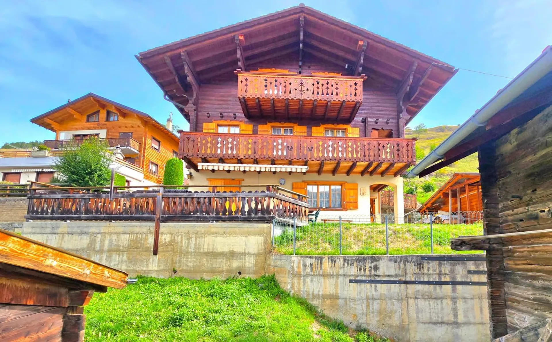 Schönes Familienchalet mit 2 Apartments. Anbauten, Außenbereich, Sonne und Aussicht, Val d’Hérens