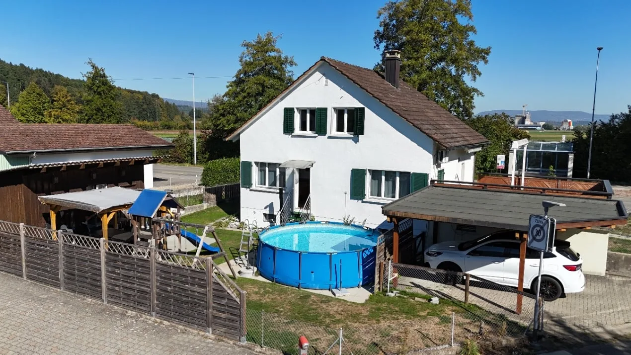 Casa unifamiliare ben curata con grande giardino a Holziken