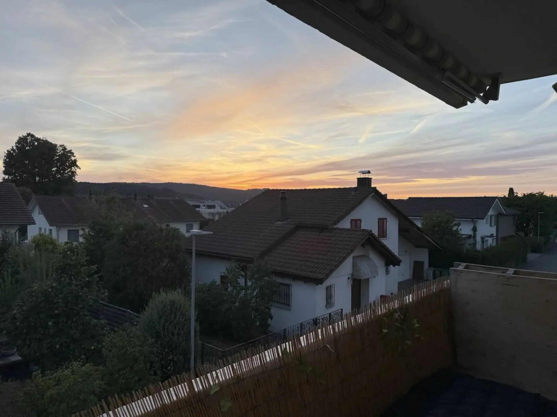 GEPFLEGTES ZUHAUSE MIT ZWEI BALKONE