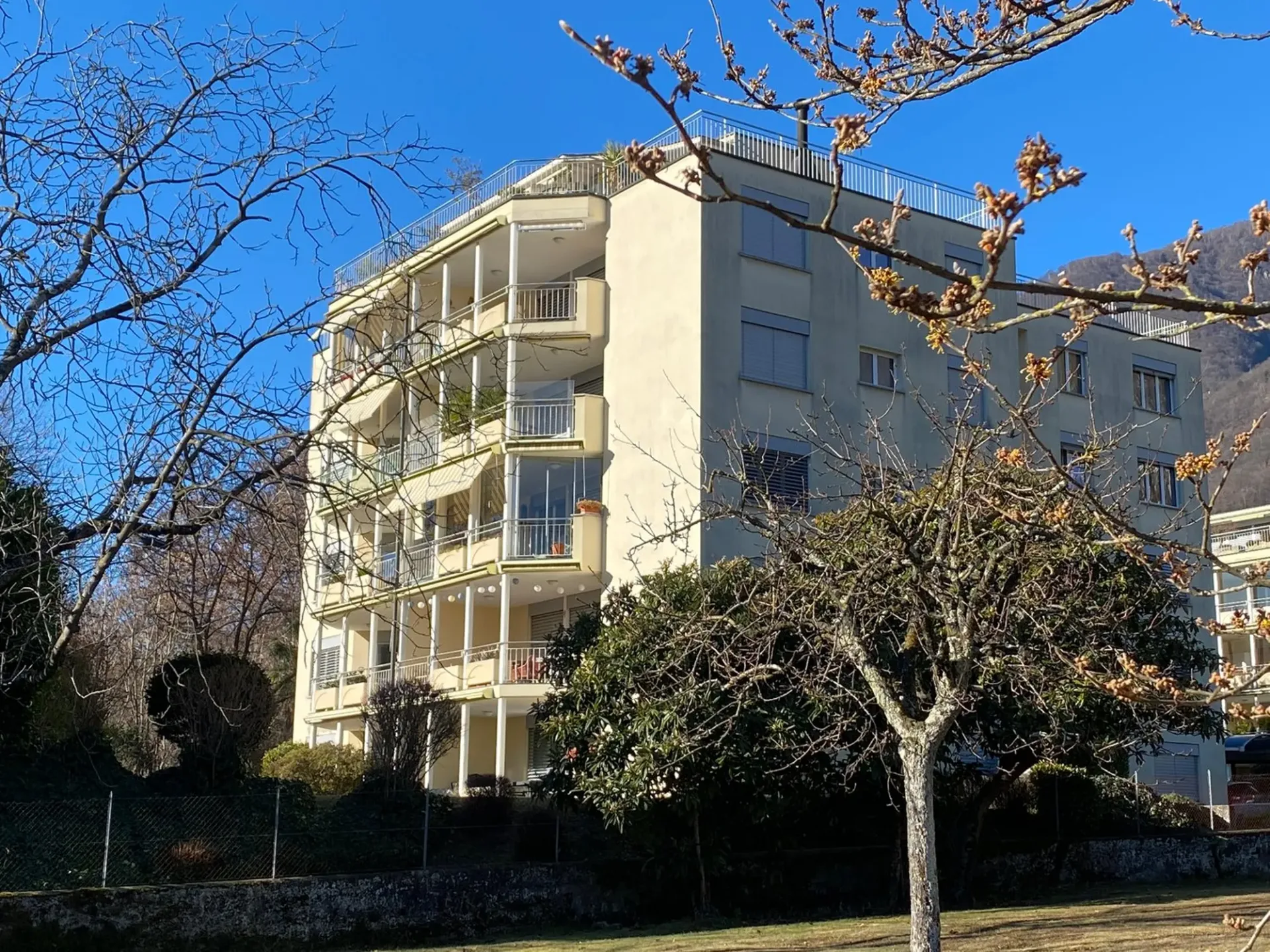 Minusio - appartamento 3.5 locali con parziale vista lago/ 3.5 Zimmerwohnung mit grosser Terasse