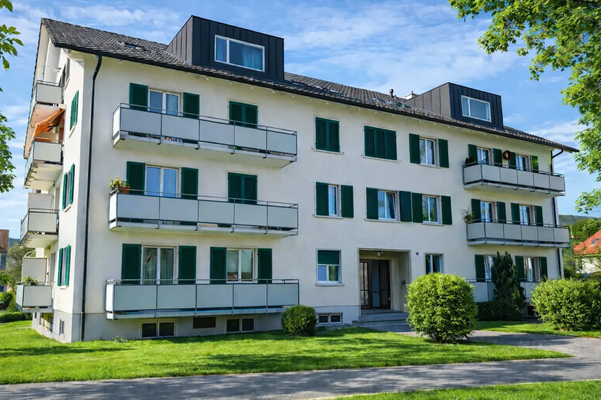 4.5 Room Apartment 1st Floor - Urban Living Location