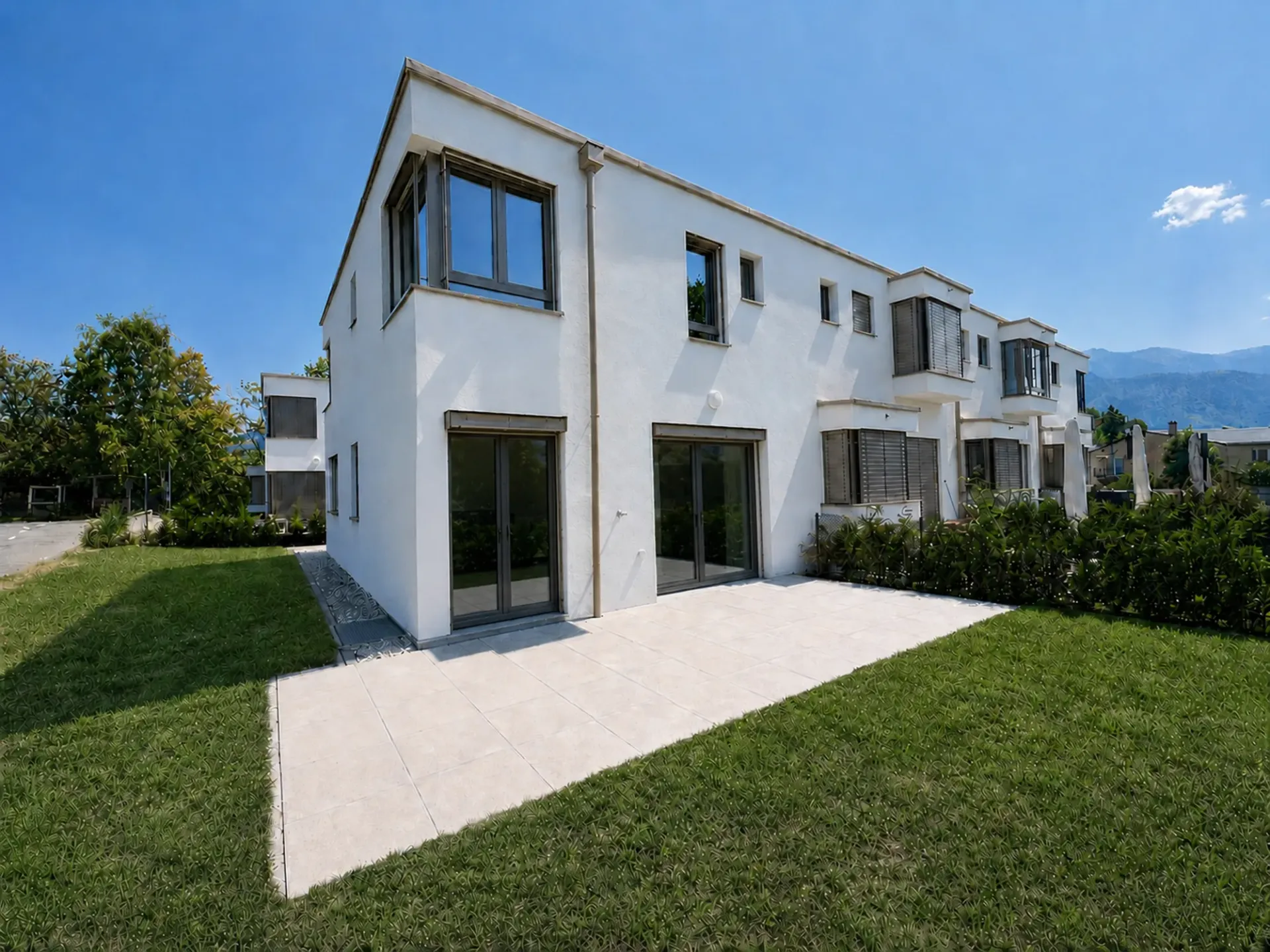 Moderne Neuvilla mit Garten - sofort verfügbar