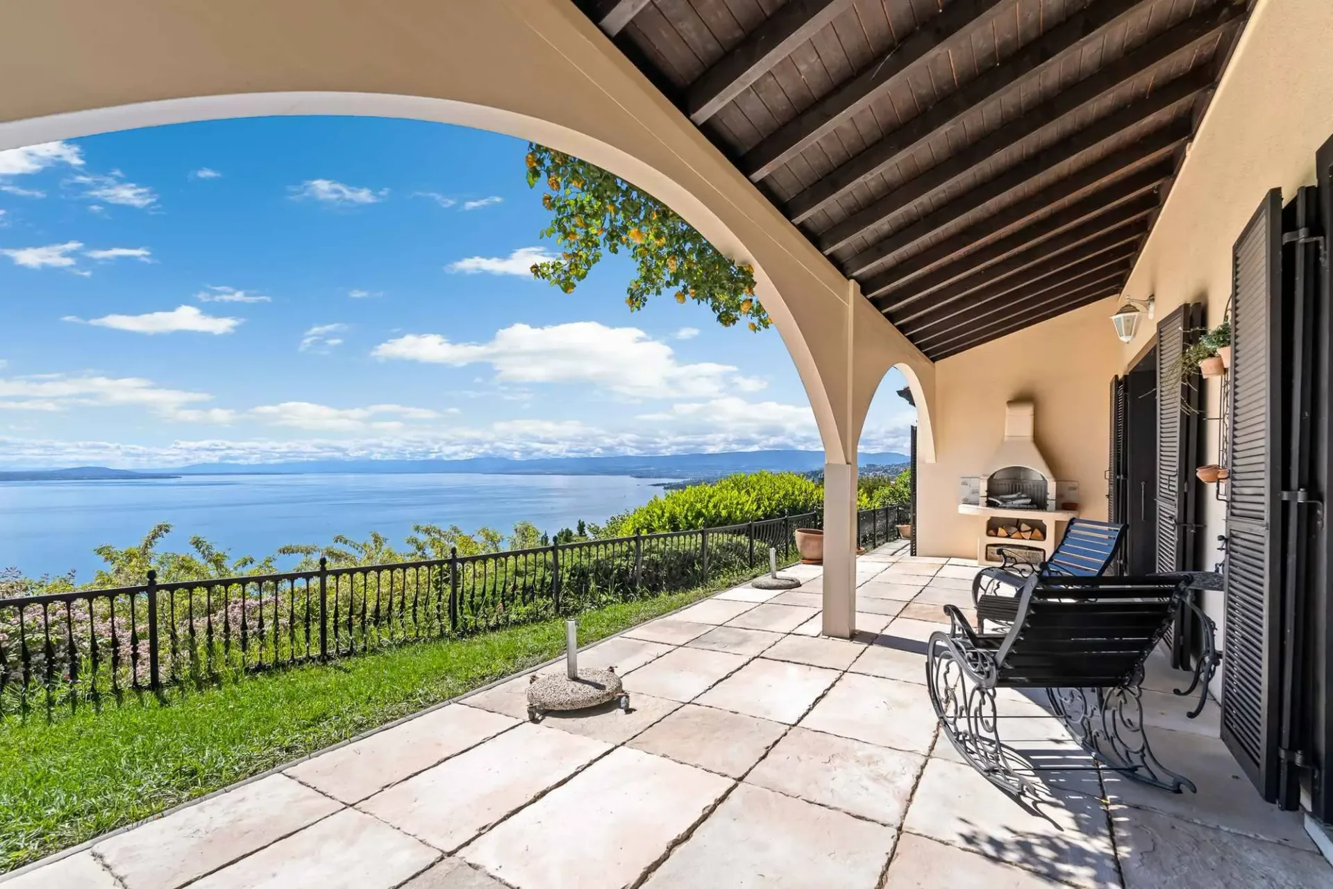 Villa indipendente con piscina e vista panoramica sul lago