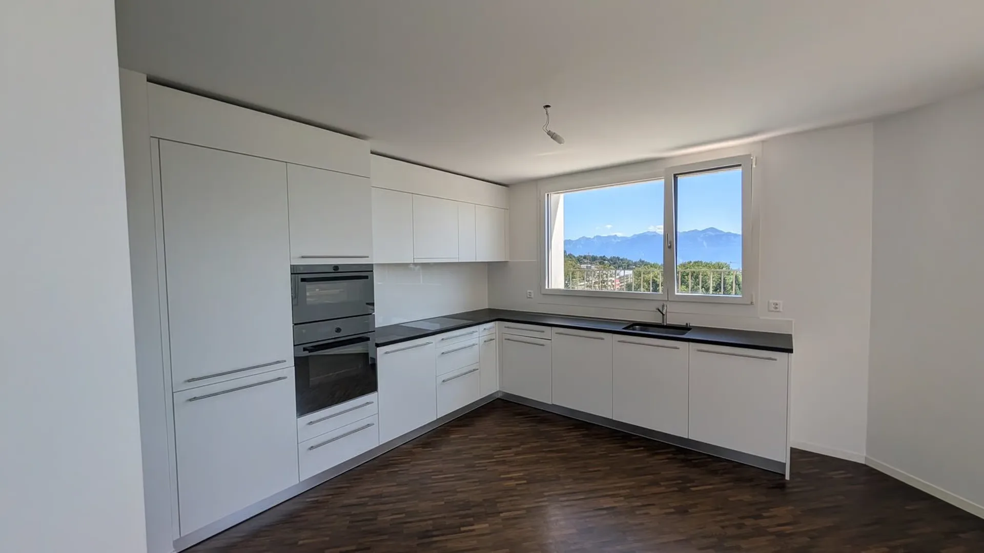 Lumineux appartement de 4 pièces avec balcon vue lac et montagnes