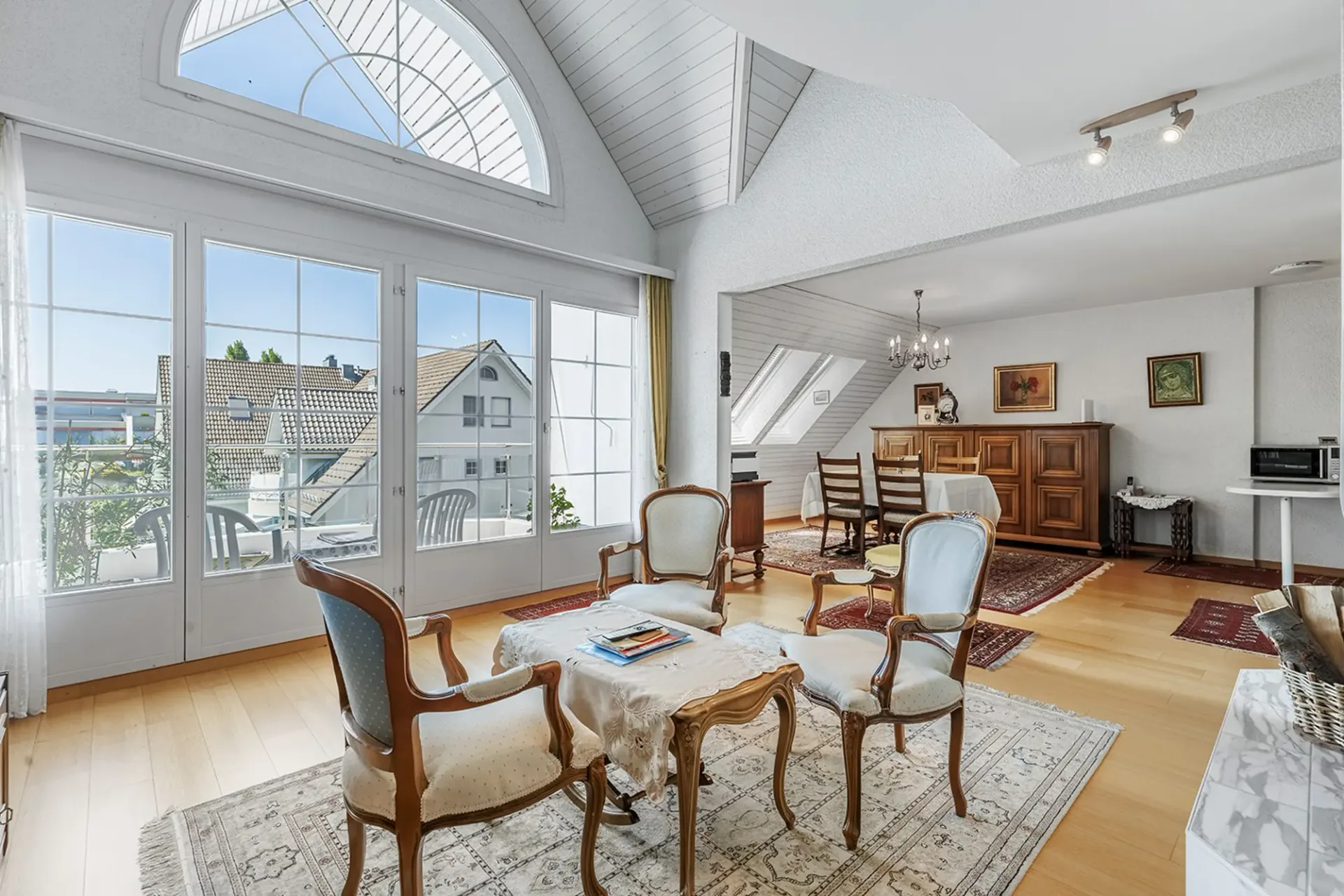 Elegant attic maisonette with gallery