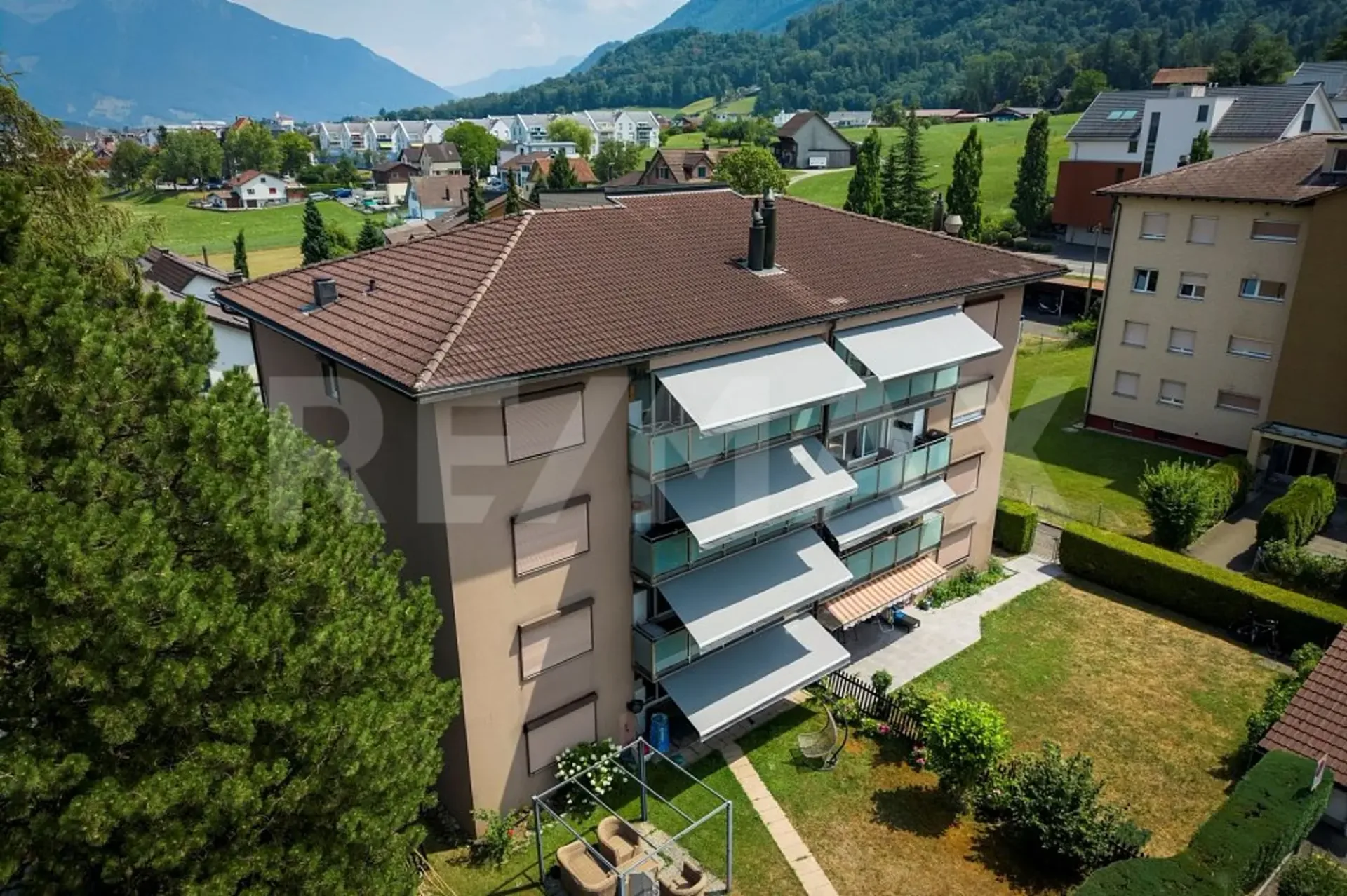 4.5-Zimmer-Wohnung mit sonnigem Balkon und hochwertiger Ausstattung in Buttikon SZ zu kaufen!