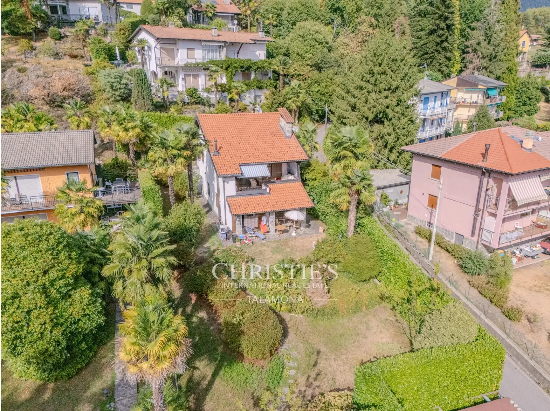 VILLA CON VISTA LAGO E GRANDE GIARDINO