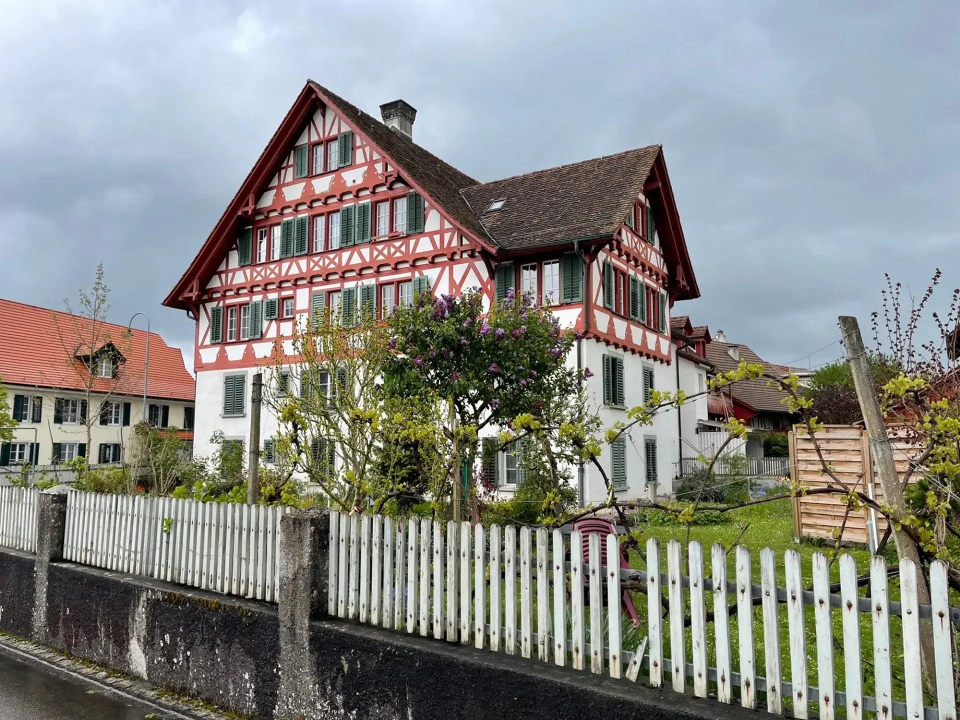 Wohnhaus (9 Wohnungen), Baujahr 1720 (Umbau 1921/22), unter Denkmalschutz, mit Schopf und Garten