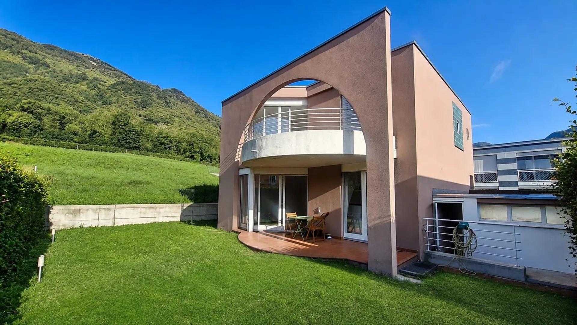 Comodità,  Confortevole Villetta indipendente  con portico, terrazza, giardino