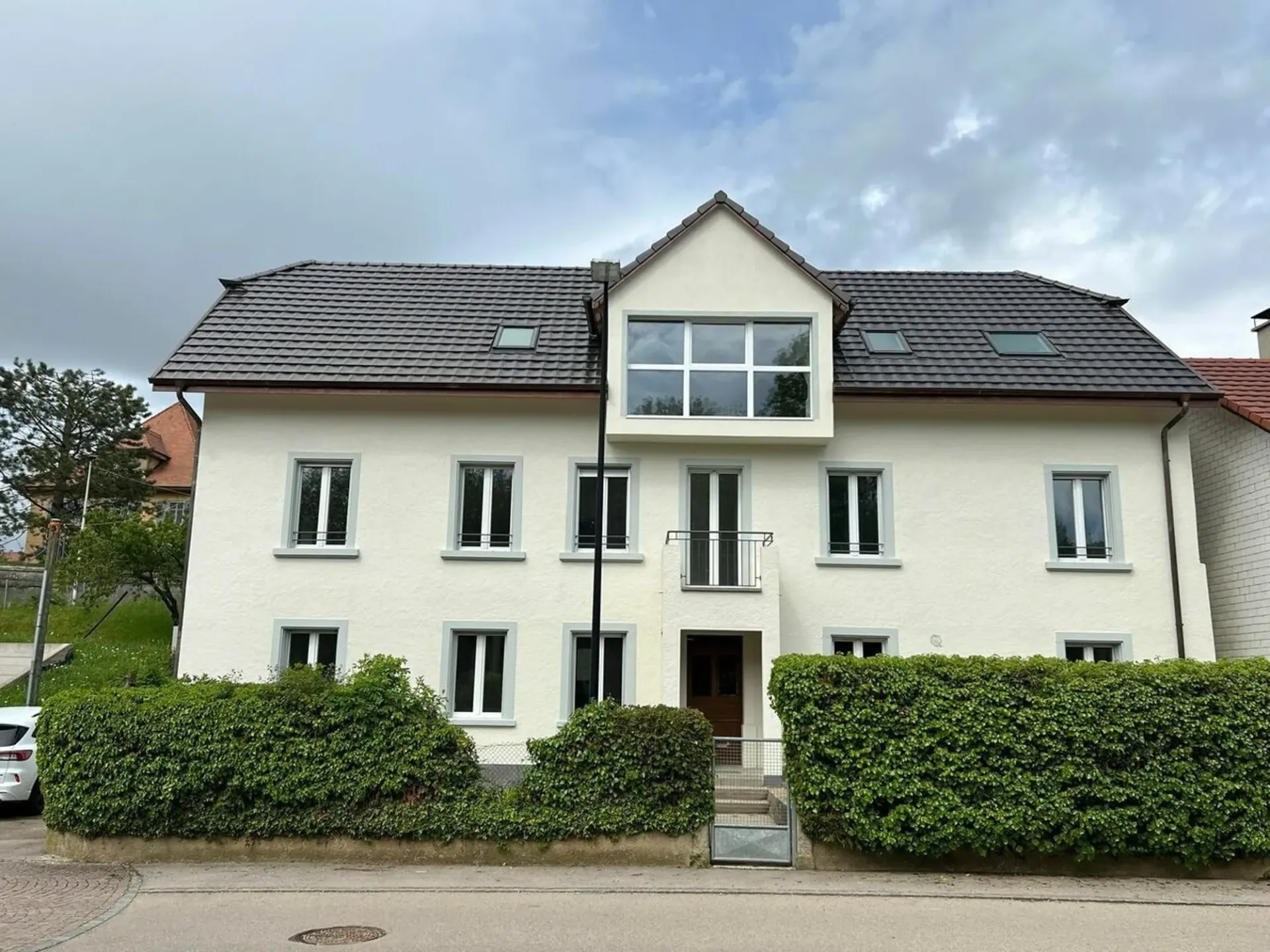 Gewinnbringendes Gebäude mit einem Bauplatz von etwa 550 m2