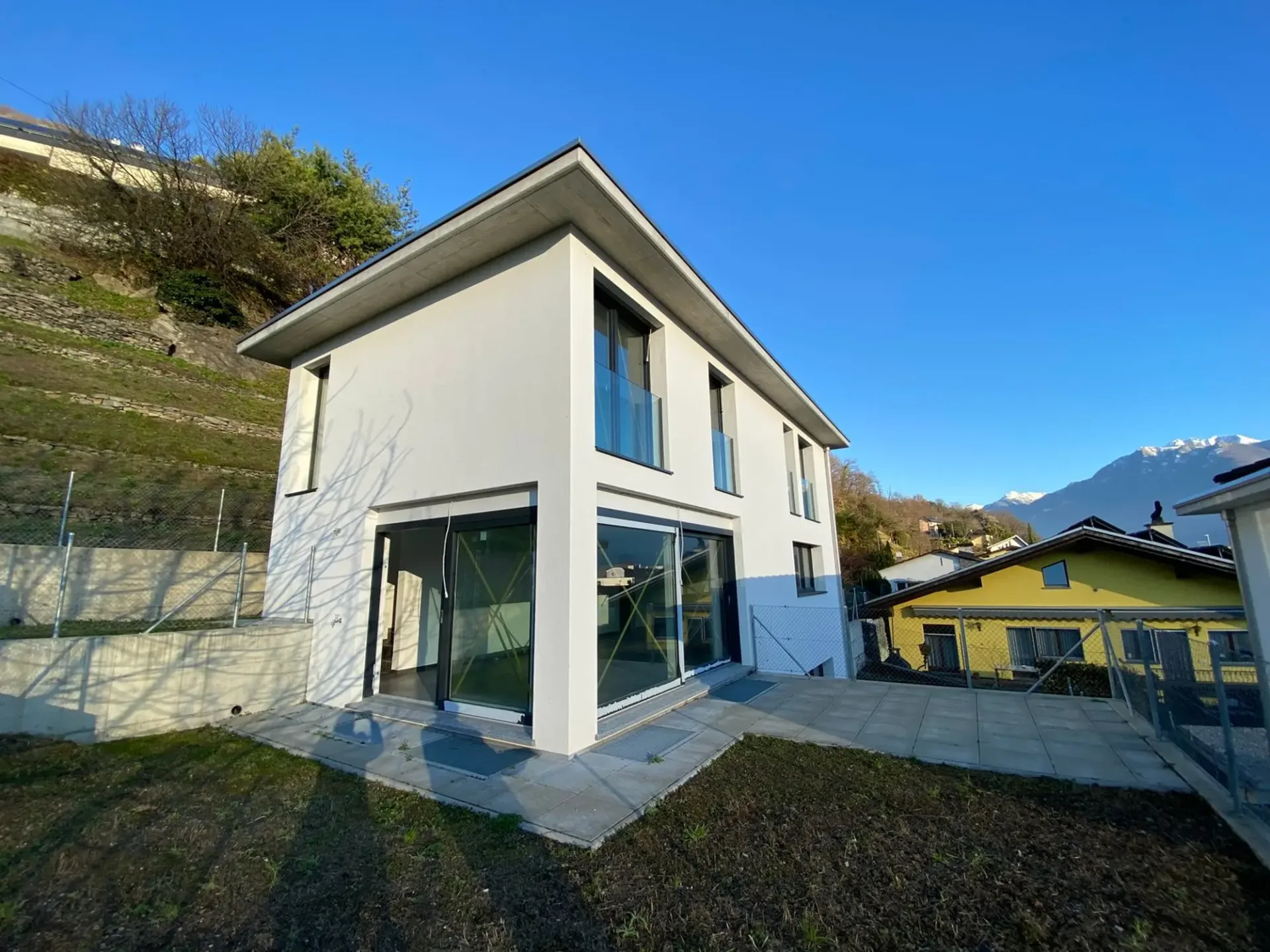 Einfamilienhäuser zum Verkauf in Cugnasco – Modernes Design, absoluter Komfort und helle Räume