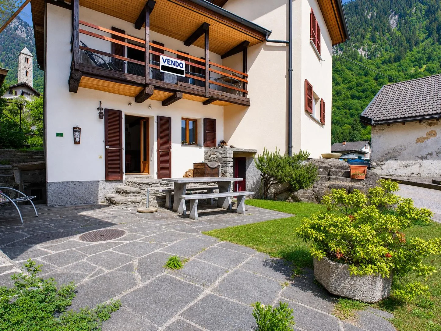 Elegant 2.5-room row house with balcony, Blenio