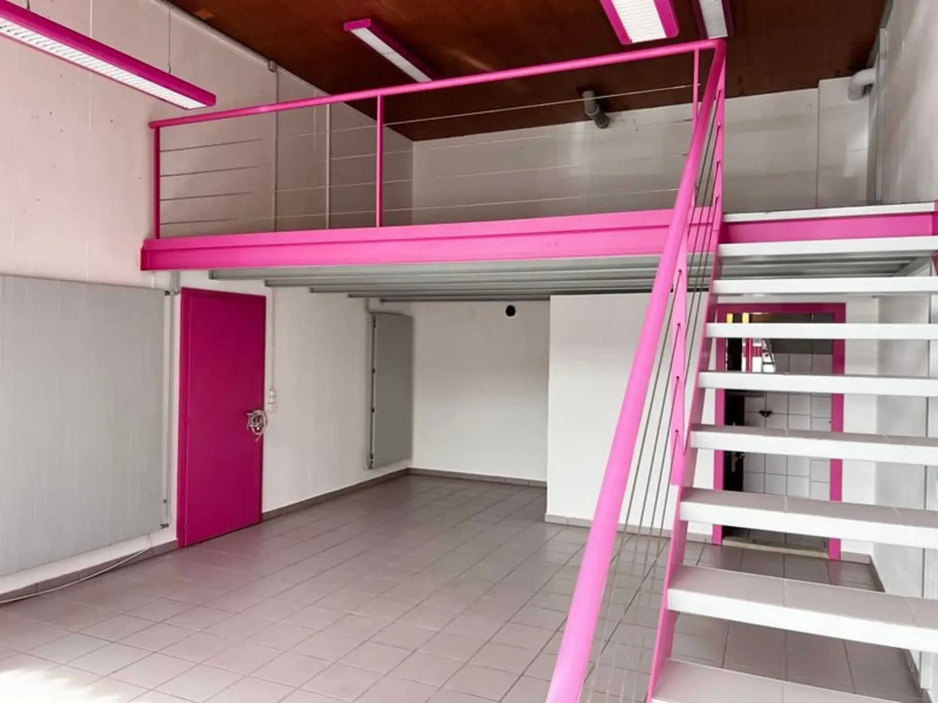 Sehr schönes helles Büro im Erdgeschoss mit Mezzanine