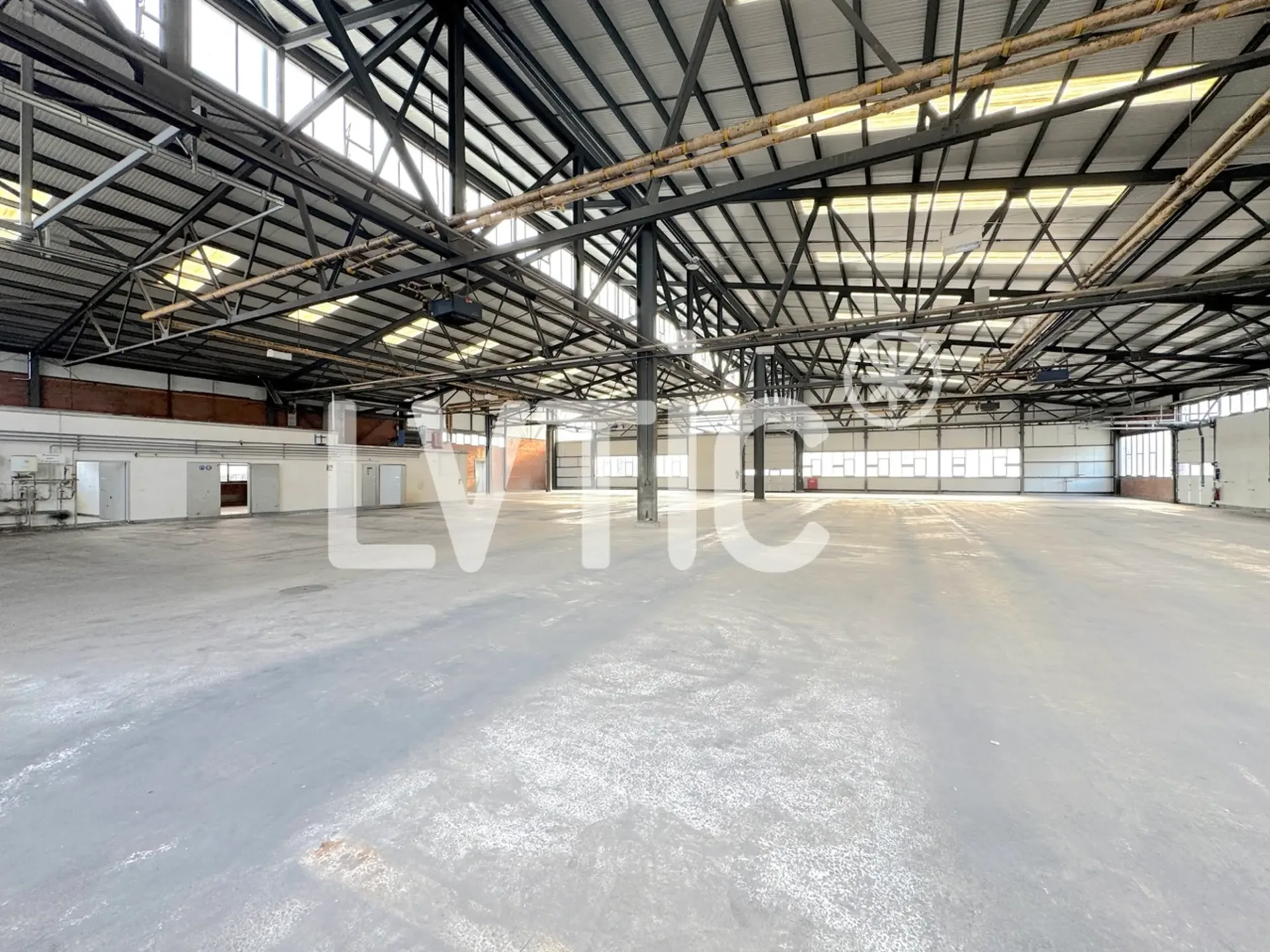 Industriehalle, 2200 m2 Lager zu vermieten in Aigle
