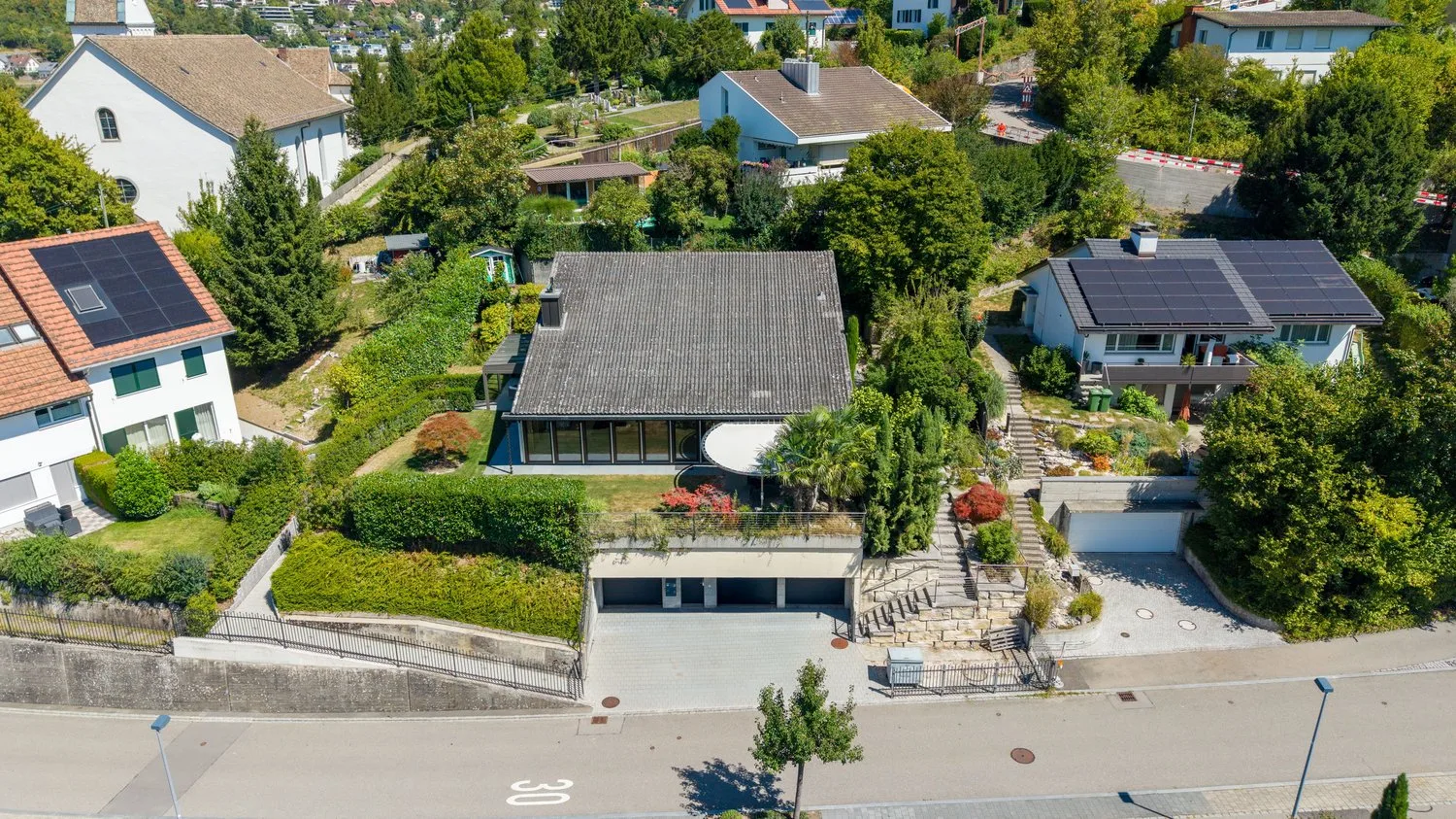 Casa unifamiliare ristrutturata con vista a lunga distanza non ostruita e molta privacy