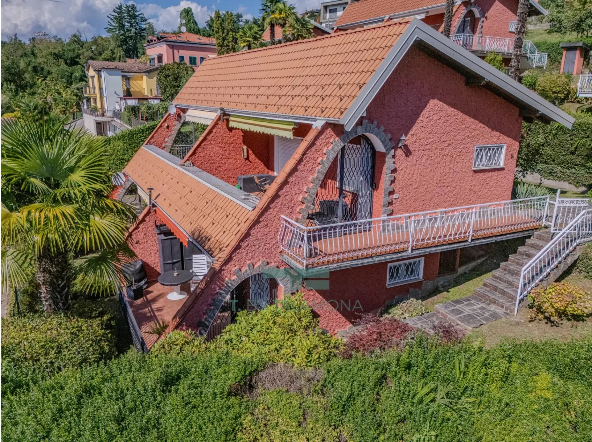 Appartamento con terrazza di gusto in una zona residenziale tranquilla e verde di Luino