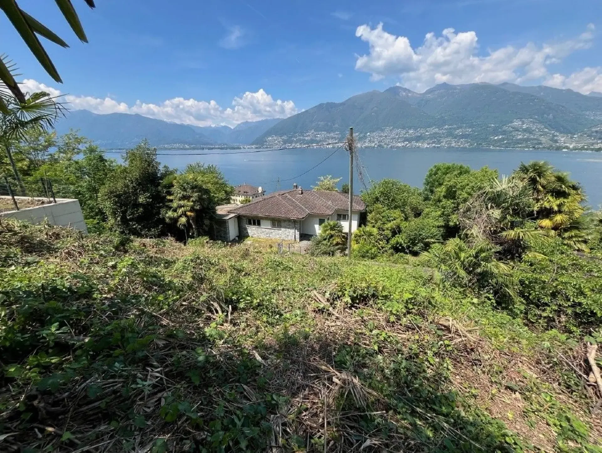 Terreno edificabile con licenza di costruzione in vendita a Gambarogno - un'opportunità unica nel verde del Ticino