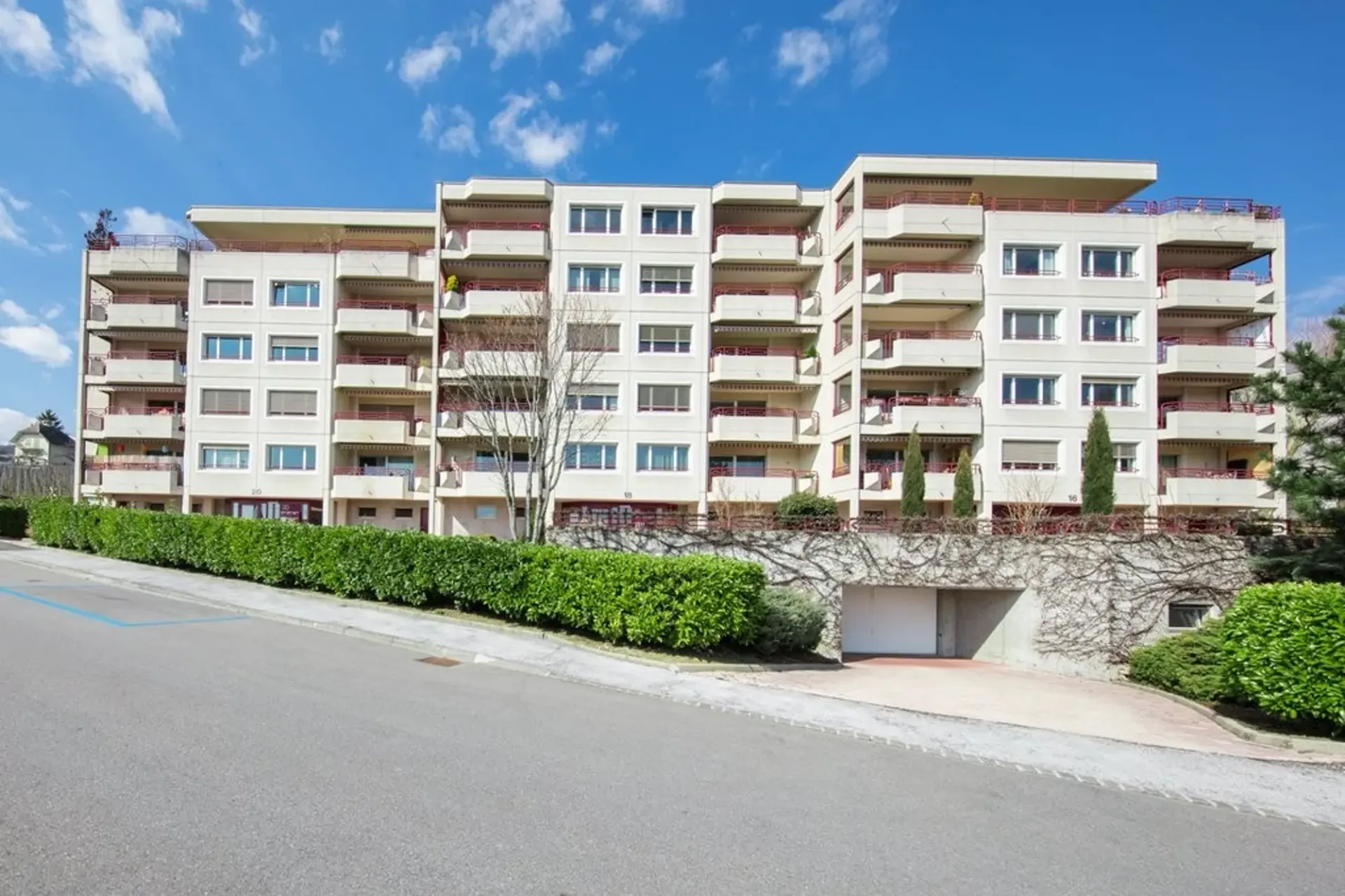 Parkplatz in der Rue des Troncs in Neuchâtel zu vermieten