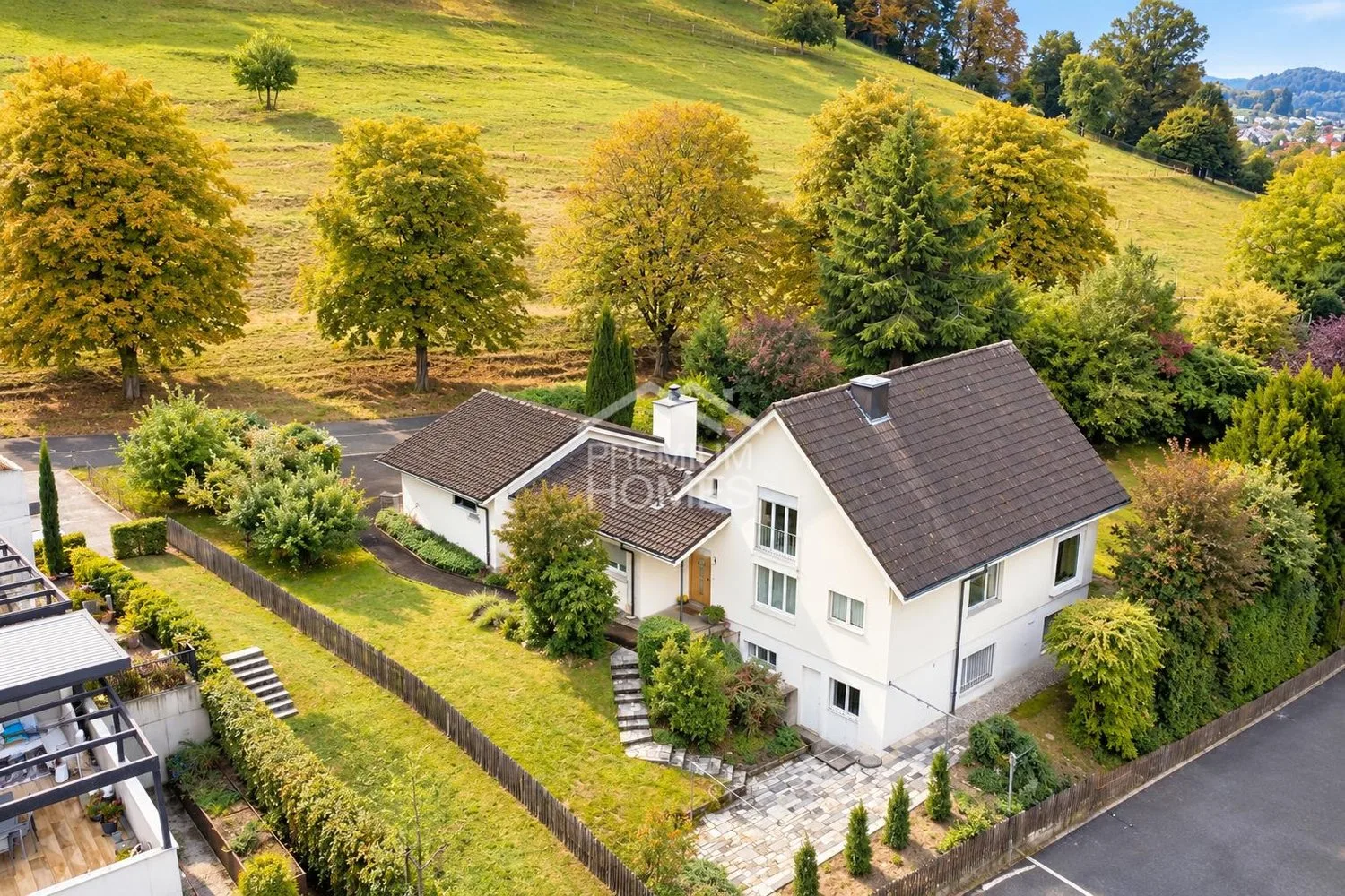 Eine Liegenschaft mit Seele, viel Raum, Privatsphäre und Blick auf Sch