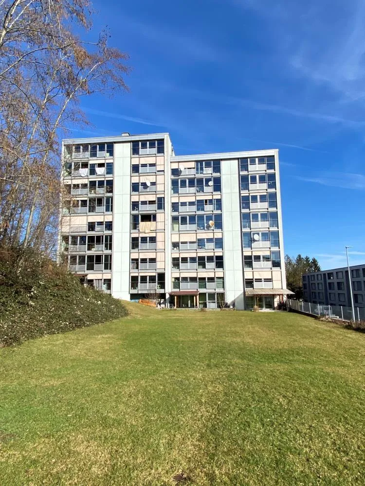 Grossräumige, helle Wohnung mit Balkon und herrlicher Aussicht