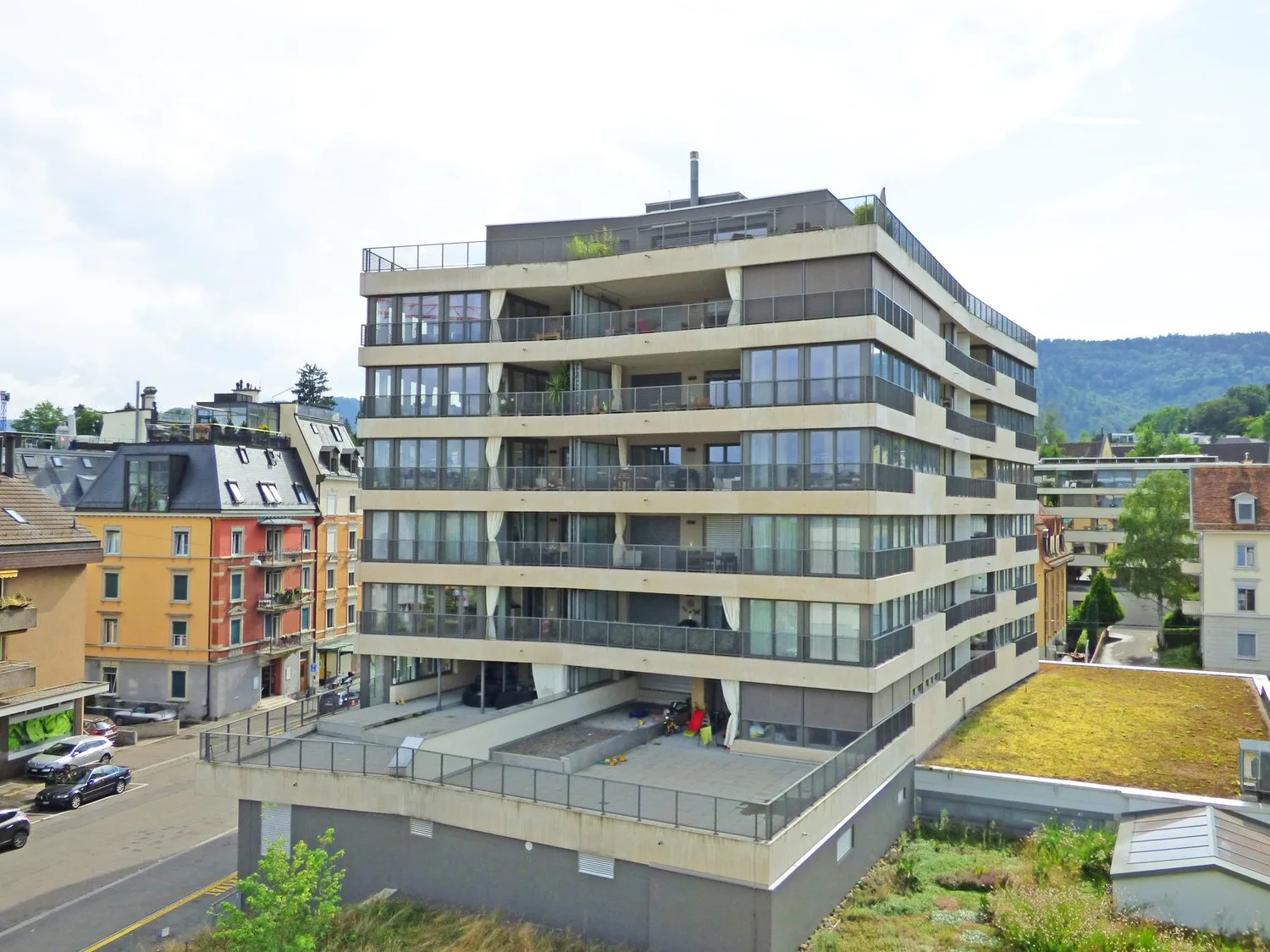 Modern apartment in central location in Wollishofen with two loggias