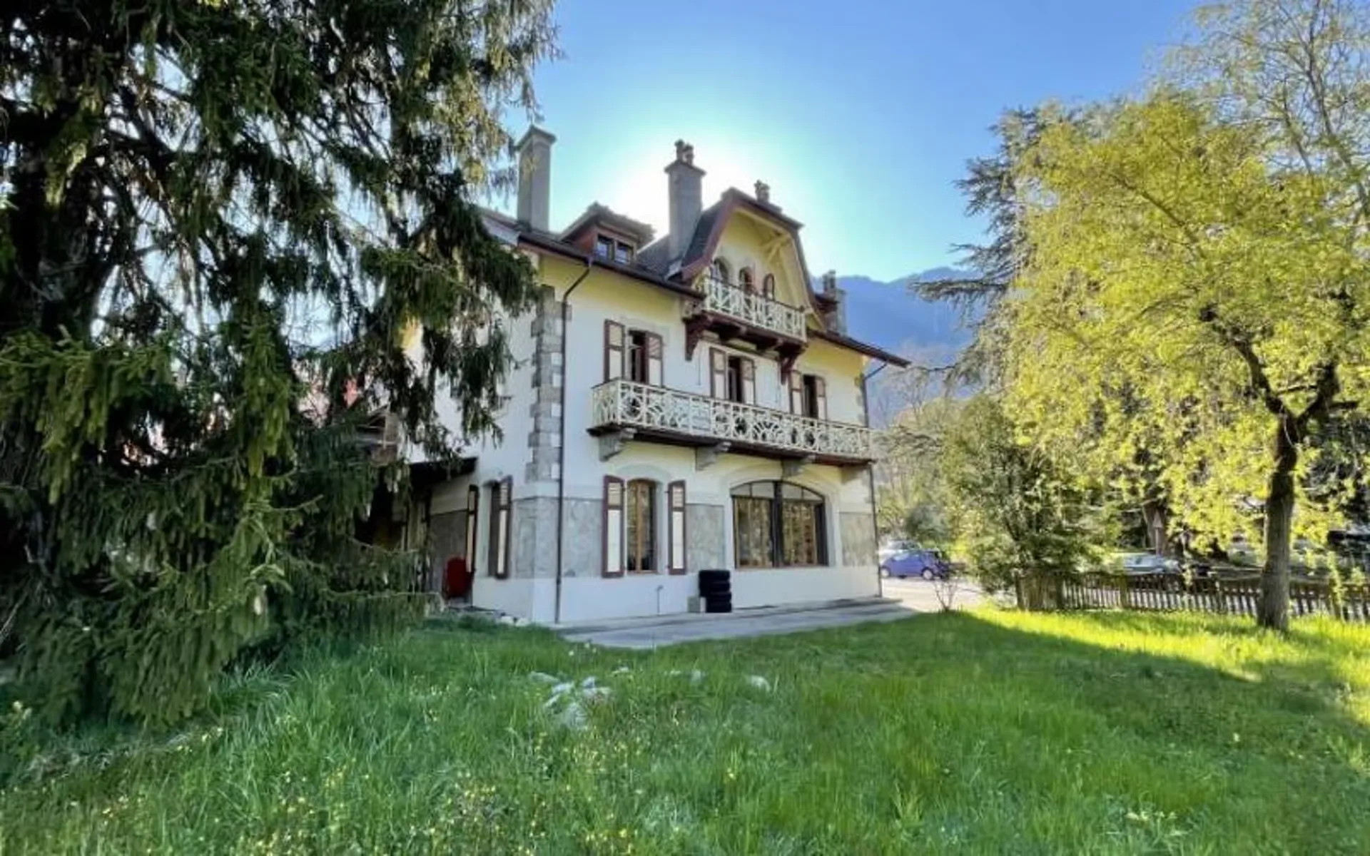 Schönes Mietshaus mit 3 Wohnungen in PPE