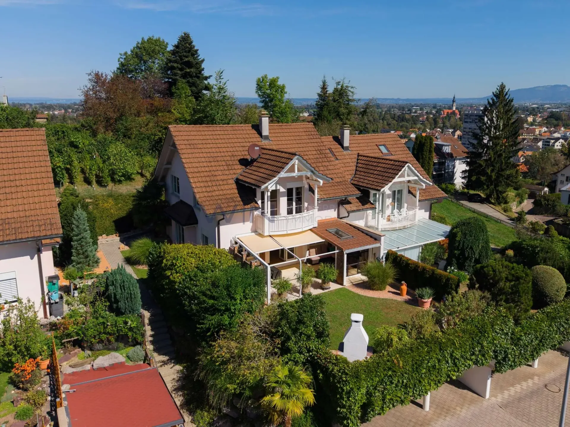Sonnenhang, Pergola und XL-Garage für 3 Autos