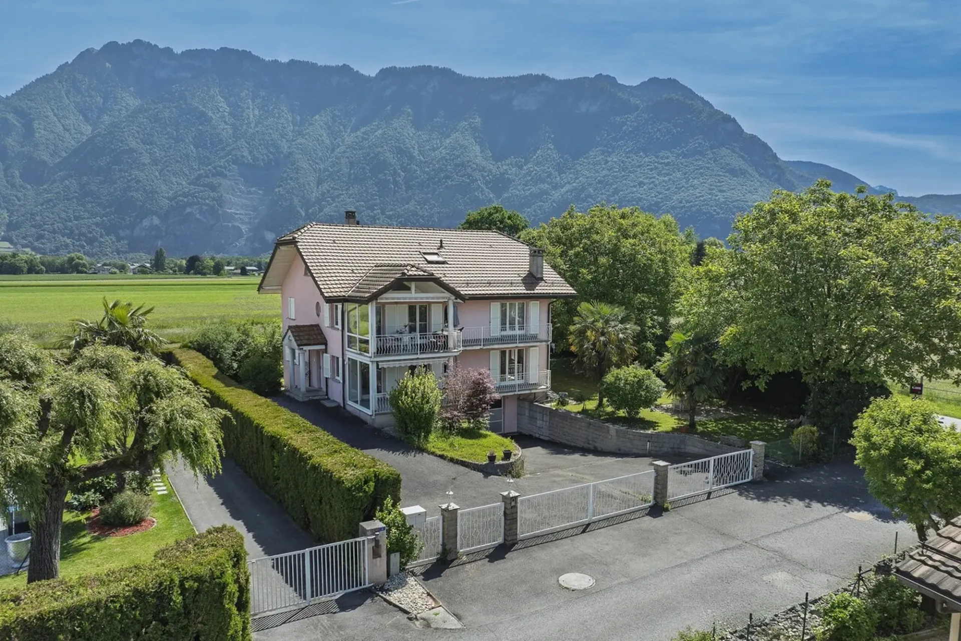 Villa mit Möglichkeit für 2 Wohnungen in Noville