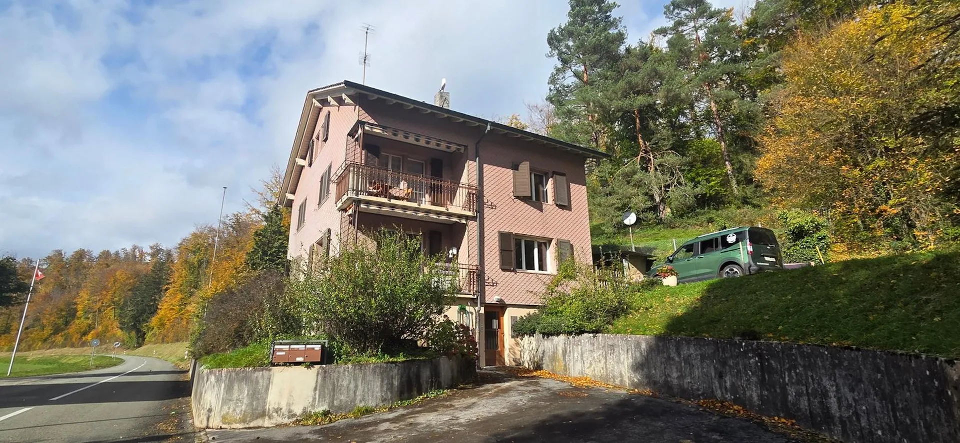 Gebäude mit Rendite und 3 Wohnungen sowie 1'400m2 Grünfläche